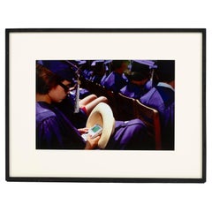 „Game Boy at Graduation“, Farbfotografie gerahmt, von Lauren Greenfield, 2000er Jahre