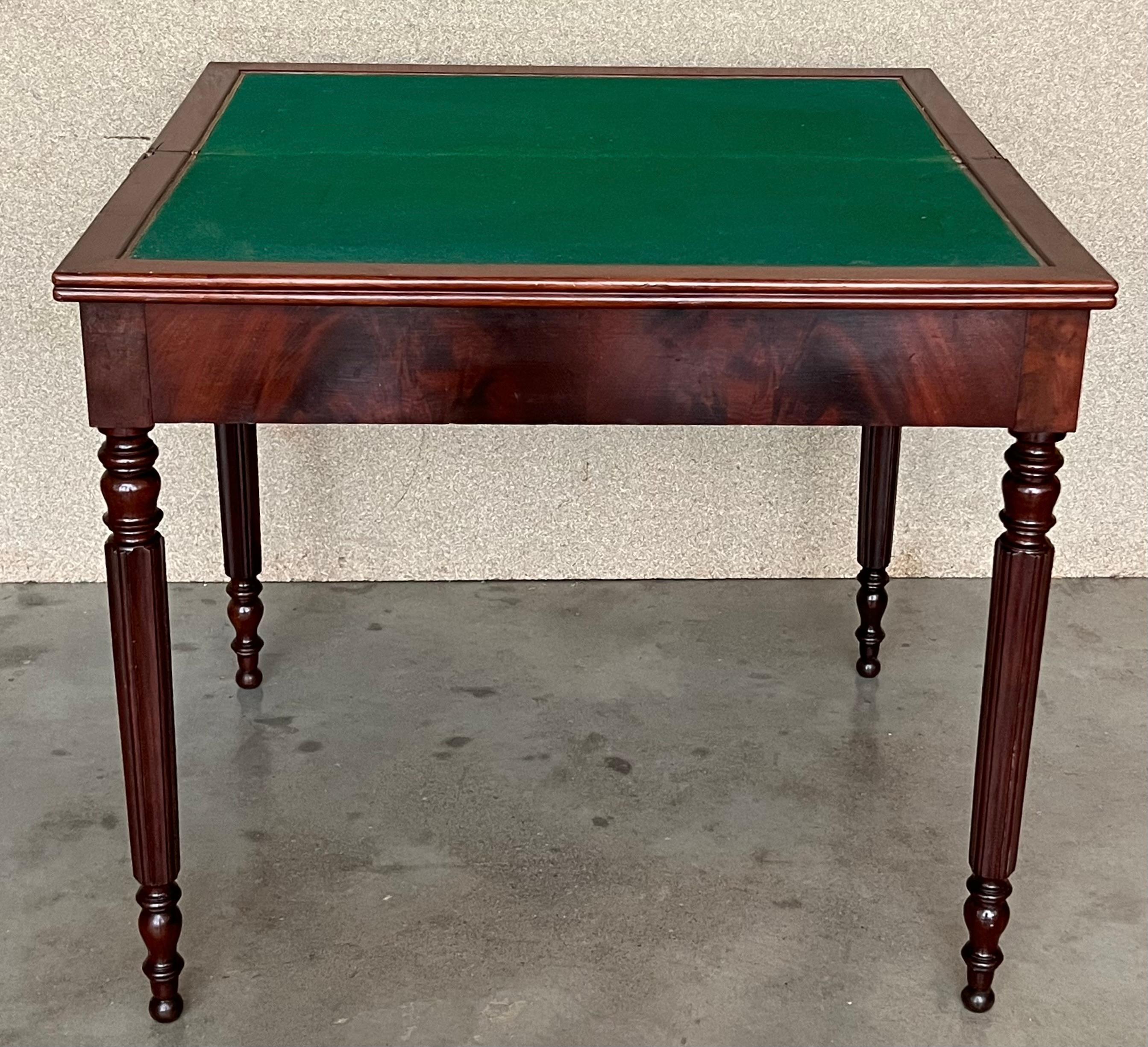 20ième siècle Table d'appoint ou table à thé pliante à cartes de jeu avec tiroir caché en vente
