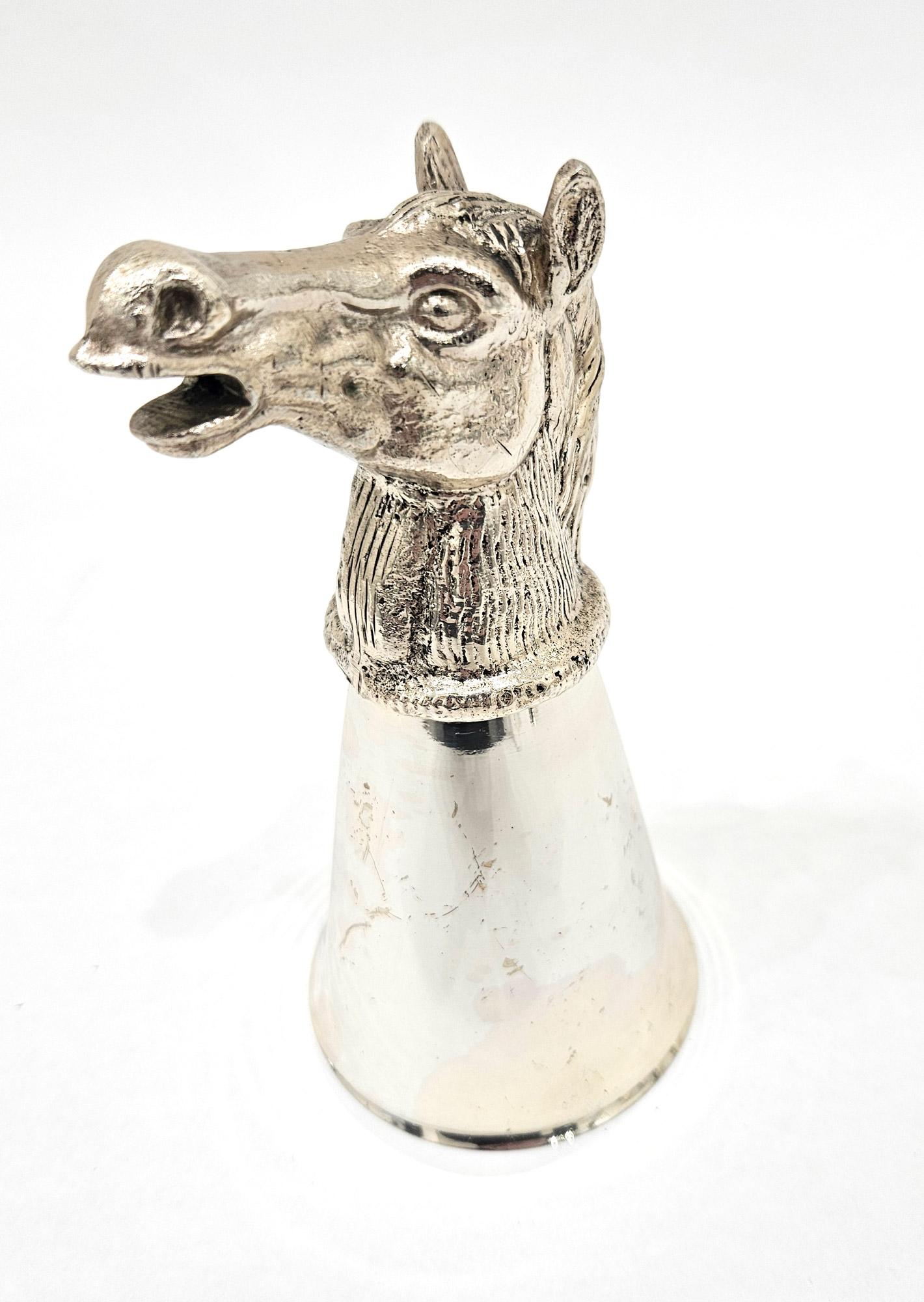 Caza Gucci Att. Juego de copas estribo con bandeja de plata c. 1970 en venta 5