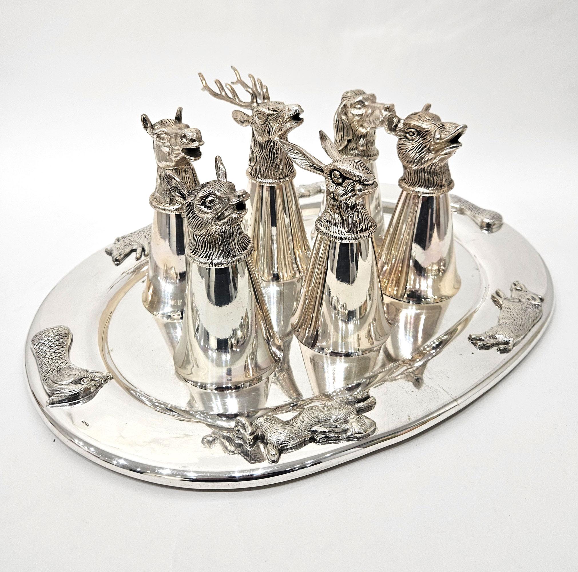 Caza Gucci Att. Juego de copas estribo con bandeja de plata c. 1970 Regencia de Hollywood en venta