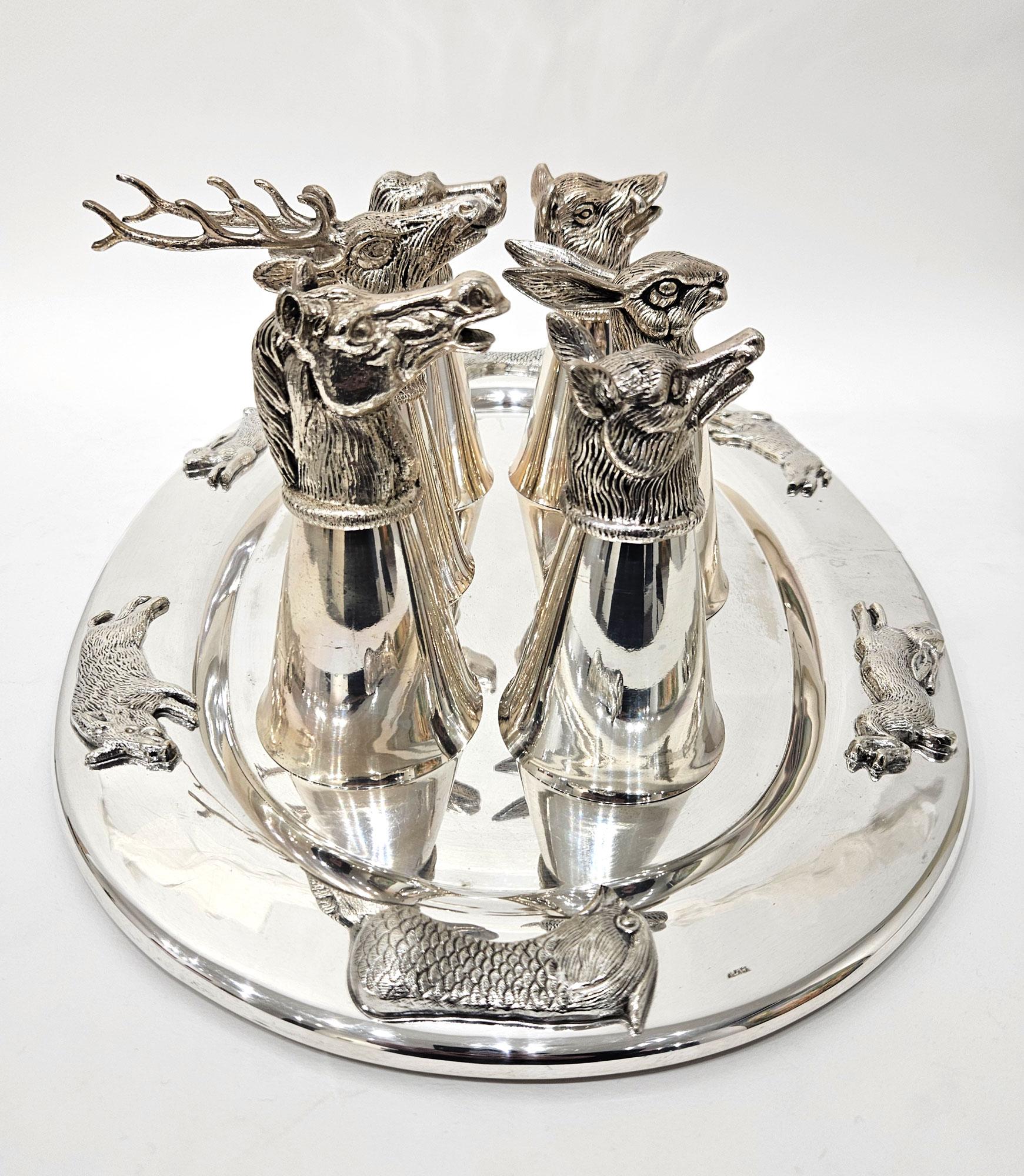 Caza Gucci Att. Juego de copas estribo con bandeja de plata c. 1970 Italiano en venta