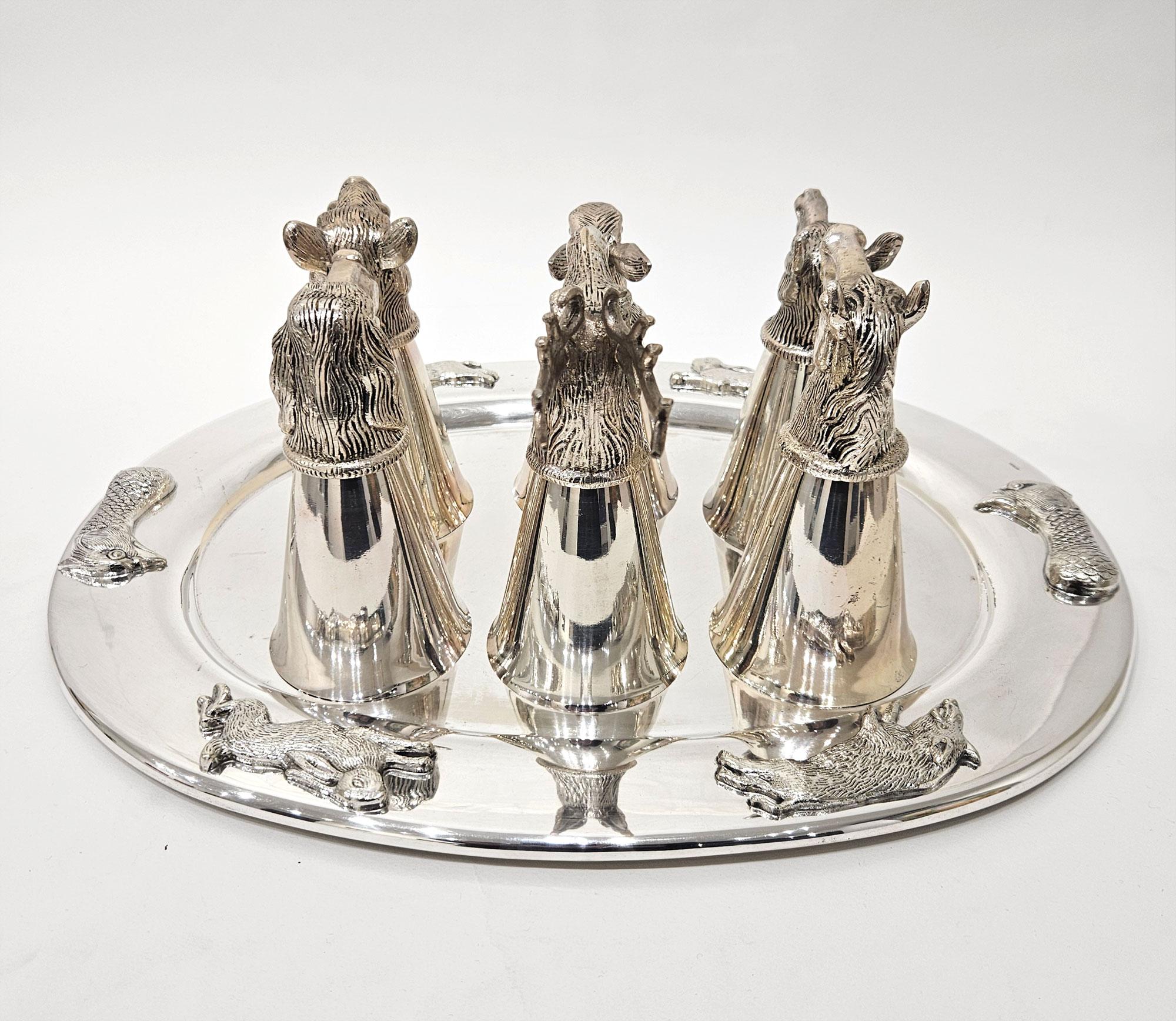 Caza Gucci Att. Juego de copas estribo con bandeja de plata c. 1970 siglo XX en venta