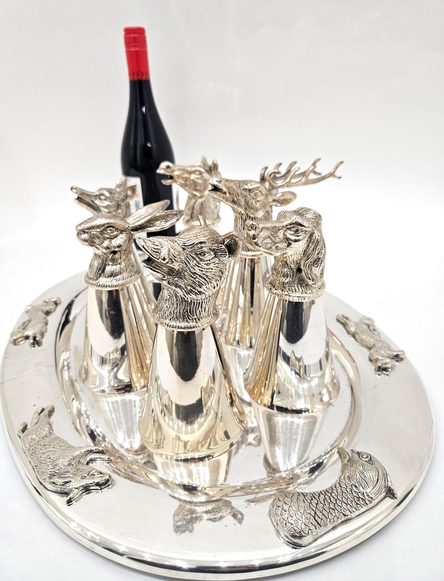 Caza Gucci Att. Juego de copas estribo con bandeja de plata c. 1970 Chapado en plata en venta