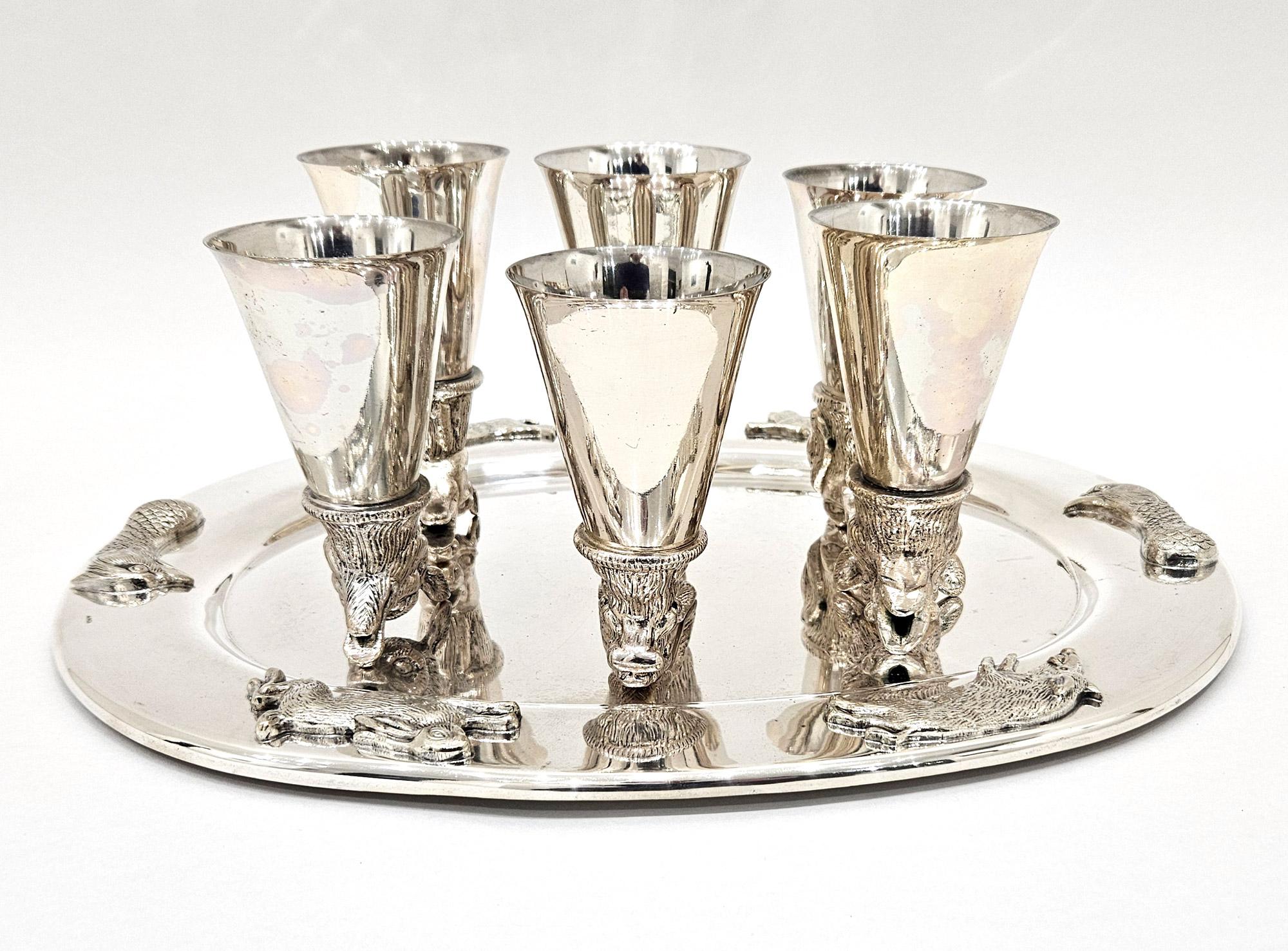 Caza Gucci Att. Juego de copas estribo con bandeja de plata c. 1970 en venta 1