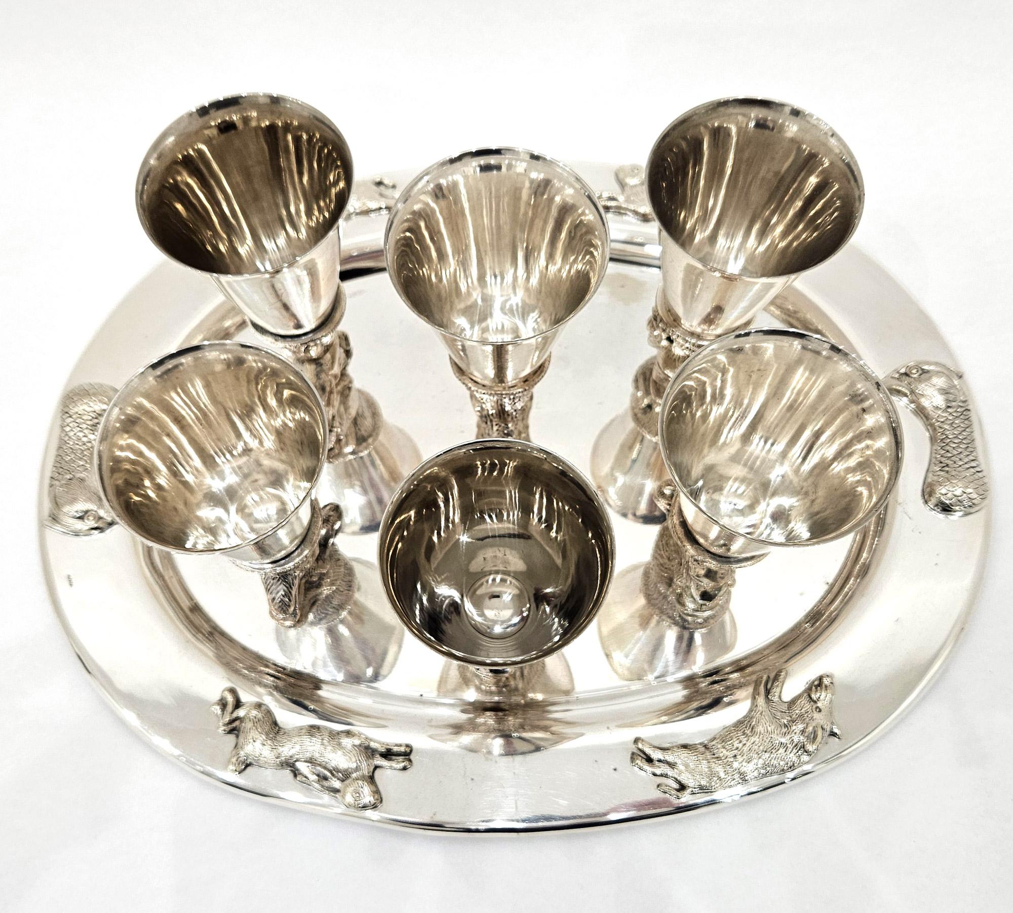 Caza Gucci Att. Juego de copas estribo con bandeja de plata c. 1970 en venta 2