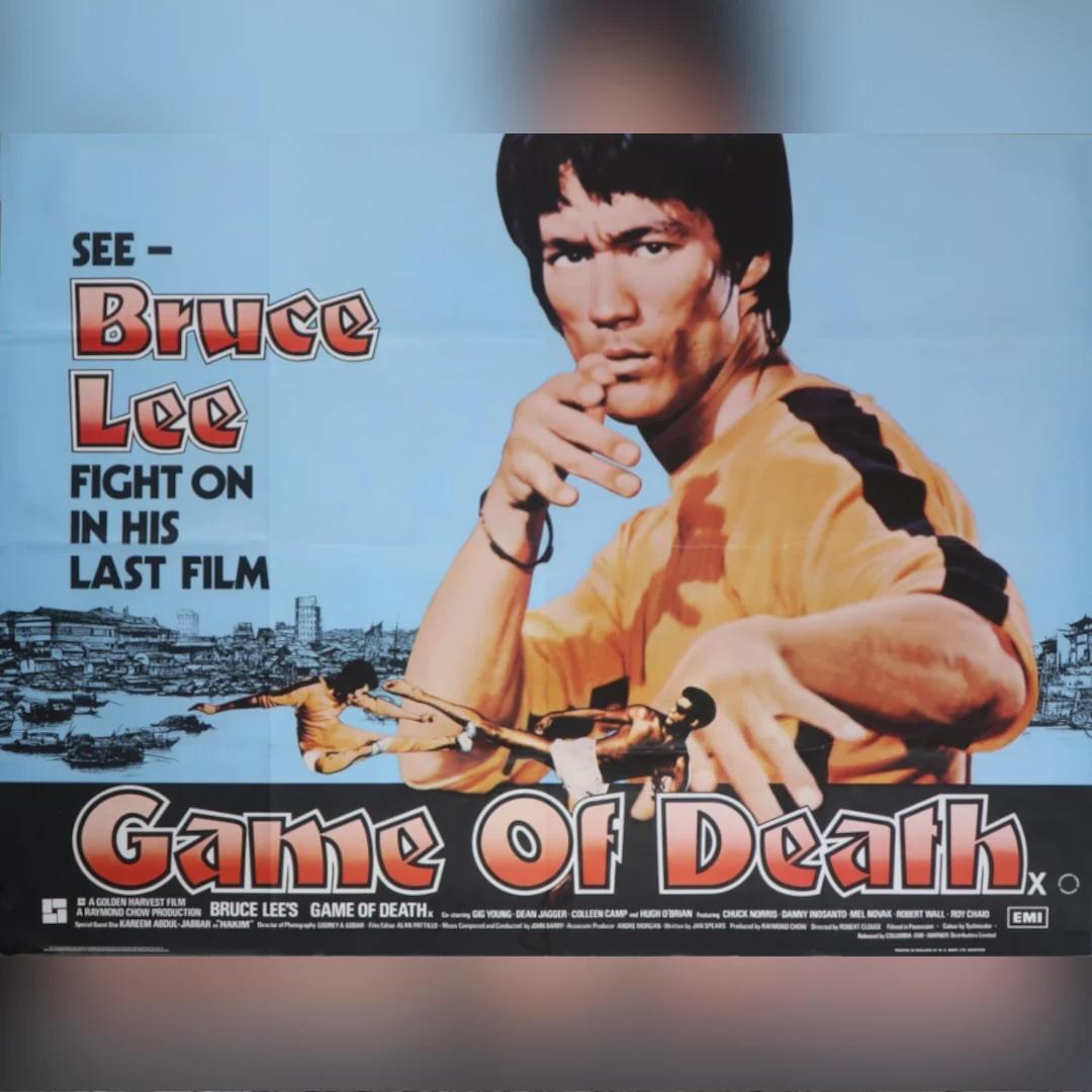 Spiel des Todes (1978)
Original British Quad (30 X 40 Zoll)

Bruce Lees letzter Film - er starb, bevor der Film fertiggestellt wurde. Das Drehbuch musste umgeschrieben werden, aber der Film enthält viele großartige Kampfszenen und ist ein wichtiger