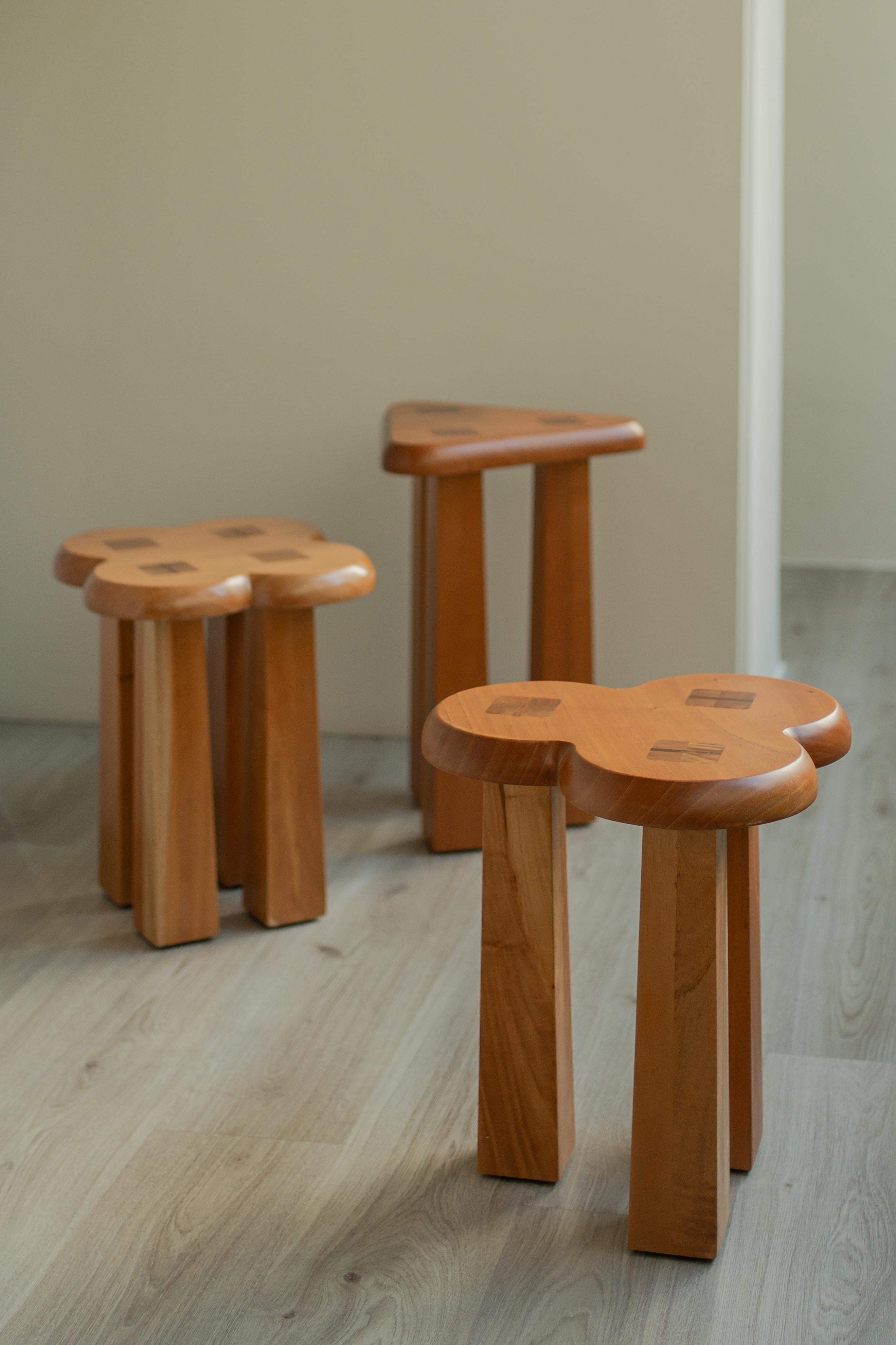 Ces tabourets latéraux en bois capturent l'élégance et le charme des tables à cartes anciennes, où cartes et camaraderie s'entremêlaient au cours d'interminables après-midi. Chaque banc est méticuleusement conçu avec des formes rappelant des
