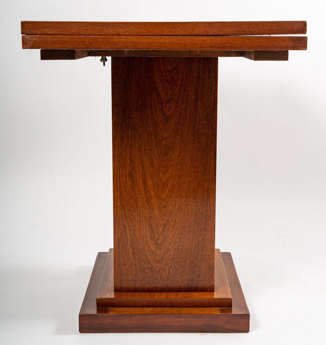 Walnut veneer games table mounted on oak, Art Deco style, 1925 - 1930
Measures: H: 73 cm, W: 85 cm, D: 55 cm.
Dimensions of open top: 110 x 110cm.