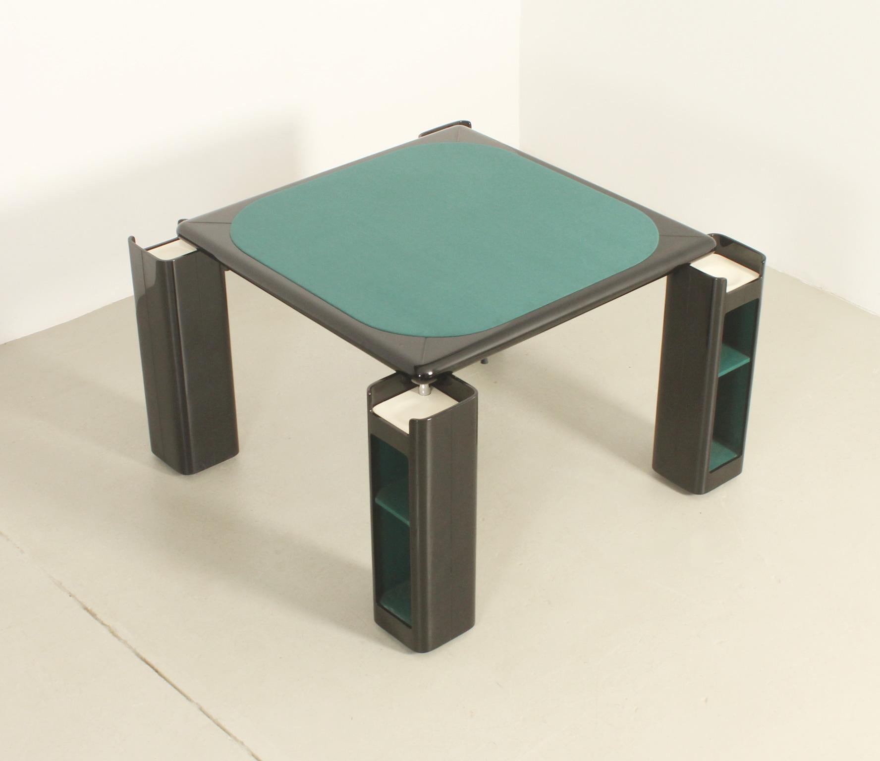 Tavolo da gioco progettato negli anni '70 da Pierluigi Molinari per Pozzi, Italia. Struttura in legno laccato nero e piano di copertura in tessuto di feltro. Le gambe possono essere ruotate per avere più spazio privato per ogni utente. 
