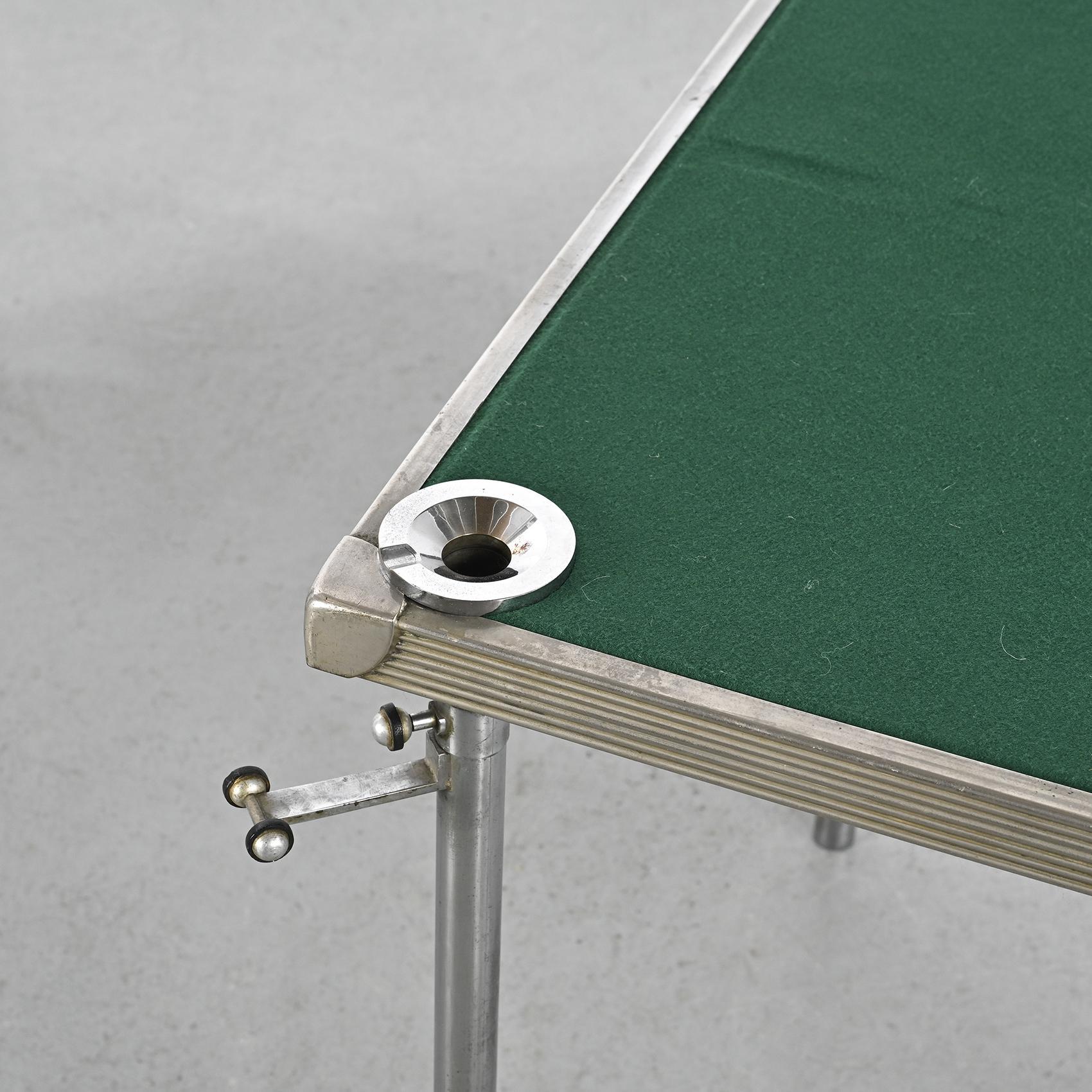 Retournez dans les années 1940 avec cette table de jeu sophistiquée en métal chromé, attribuée à Jean-Boris LACROIX.

La base tubulaire amovible se range sans problème sous le plateau de la table, offrant ainsi une fonctionnalité pratique. La table