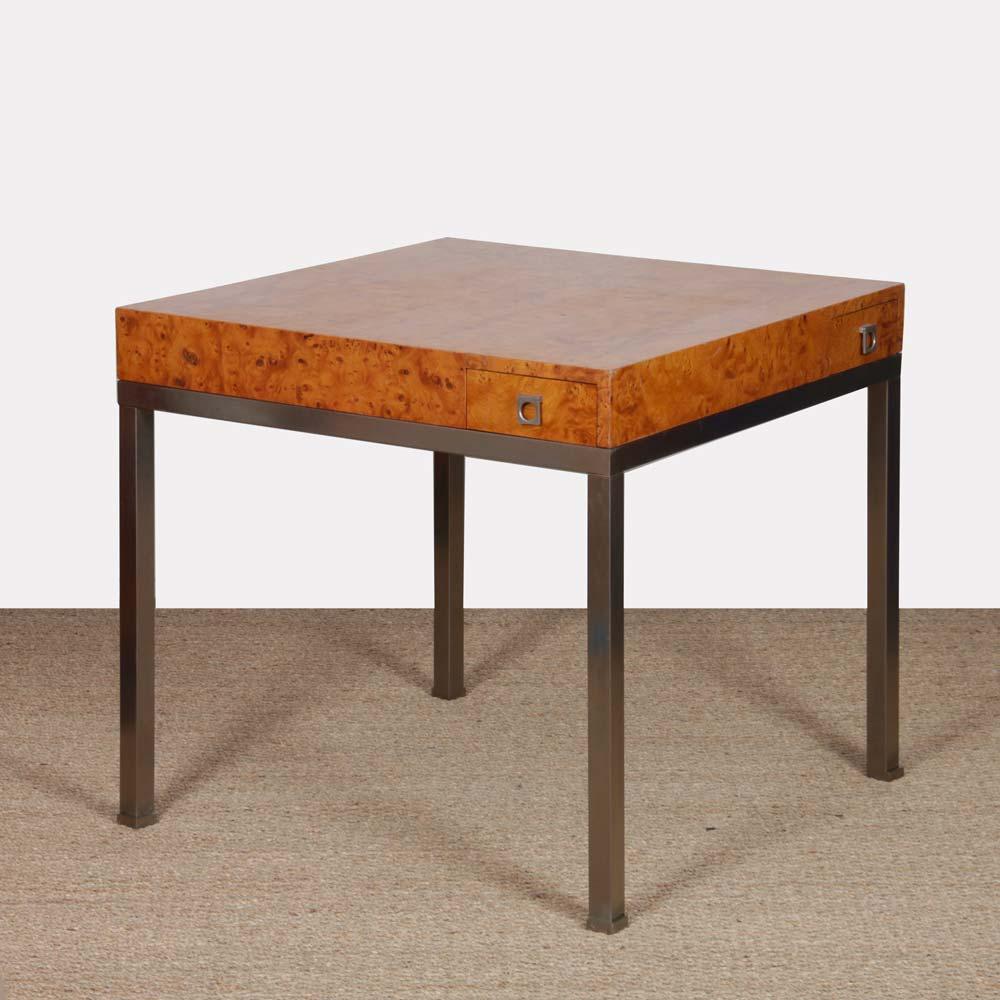 Cette table de jeu des années 1970, conçue par Guy Lefevre pour la Maison Canne, peut également servir de table de salle à manger ou de bureau. Fabriqué en loupe de bois, il présente un grain élégant, tandis que l'intérieur des tiroirs est en