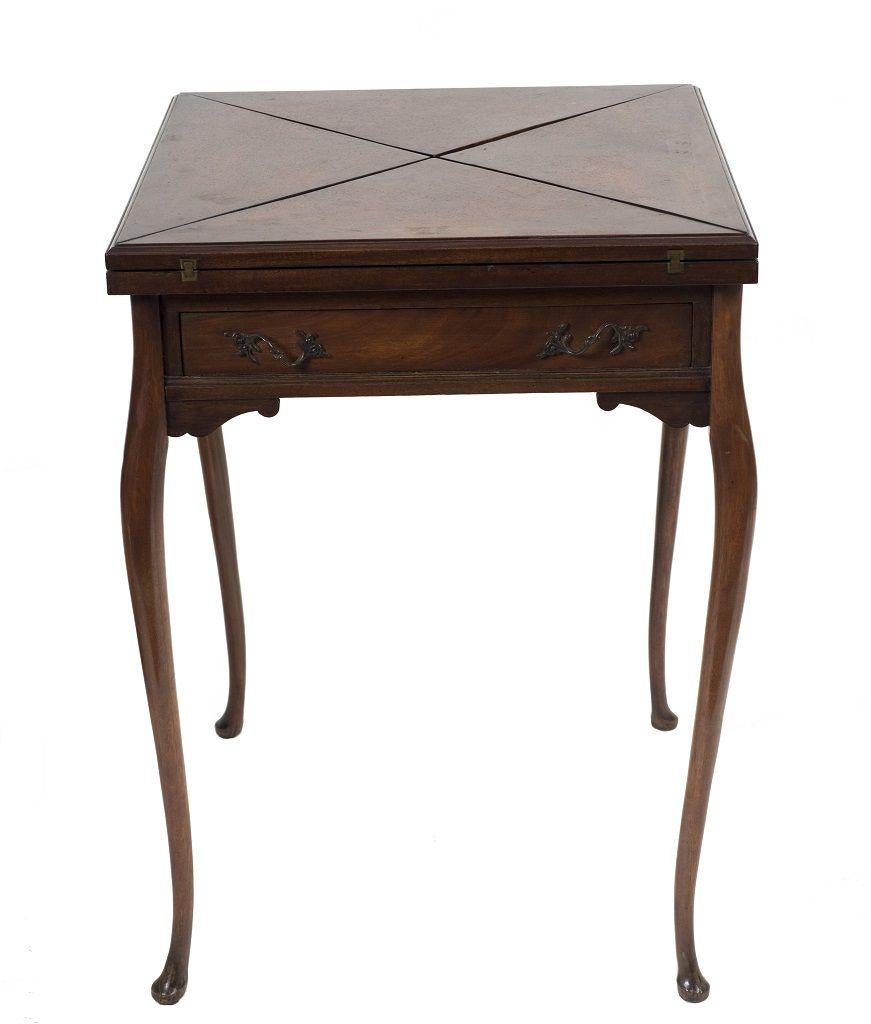 Dieser Spieltisch ist ein kleines Möbelstück, das von einem anonymen Künstler im 19. Jahrhundert in Italien hergestellt wurde.

Dieser einzigartige Tisch in quadratischer Form und aus Mahagoniholz hat aufklappbare Platten, die sich in einen