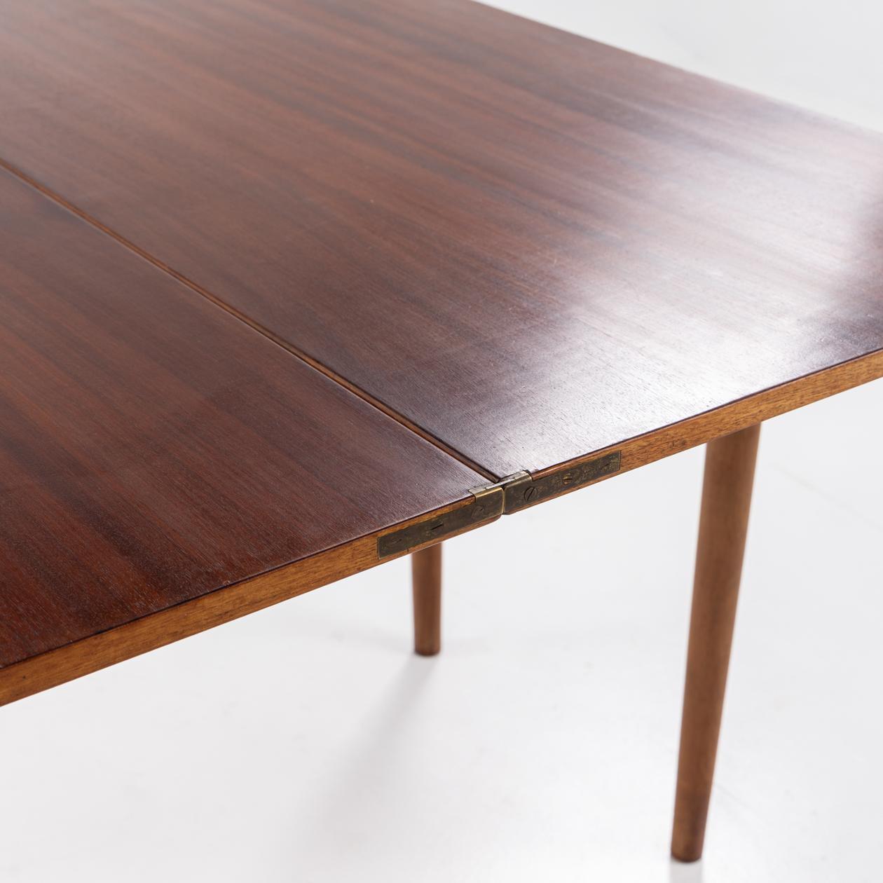 Spieltischset mit Tisch und vier passenden Sesseln von unbekanntem Hersteller. (Skandinavische Moderne) im Angebot