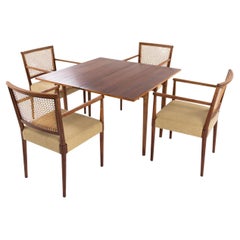 Ensemble de table de jeu comprenant une table et quatre fauteuils assortis d'un fabricant inconnu.