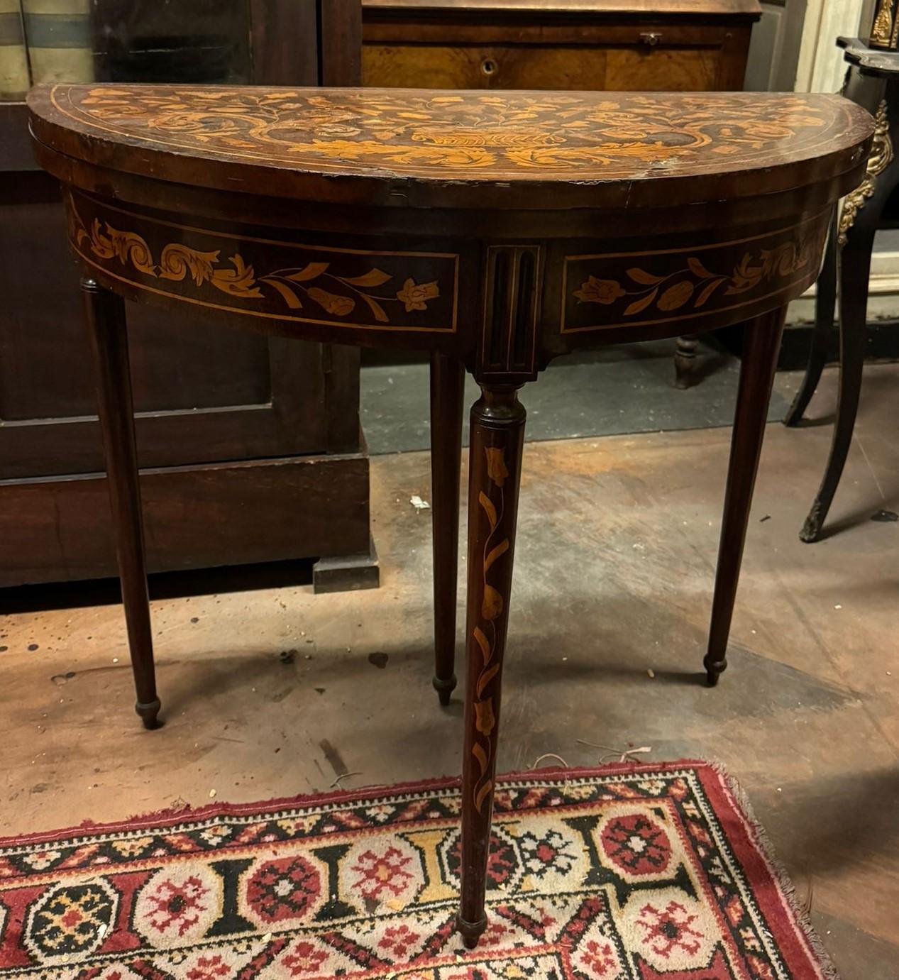 Antique old vintage ancient Dutch game table that can be opened, with a crescent shape, The top can be opened to form a round game table with typical green cloth fabric, It has a veneered and inlaid top with neoclassical decorations: leaves and