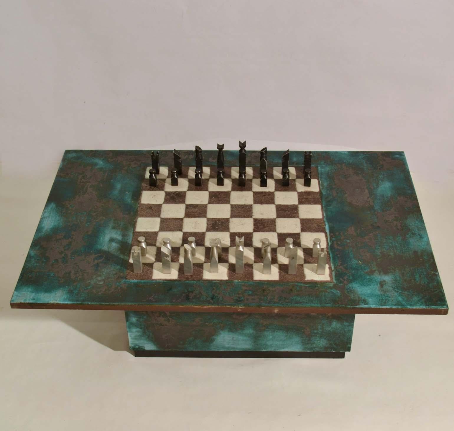 Spieltisch mit Schachbrett, handgeformt aus Keramik (Mitte des 20. Jahrhunderts) im Angebot