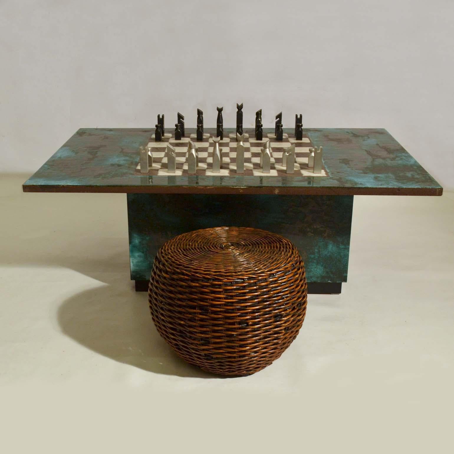 Bois Table de jeu avec plateau d'échecs sculpté à la main en céramique en vente