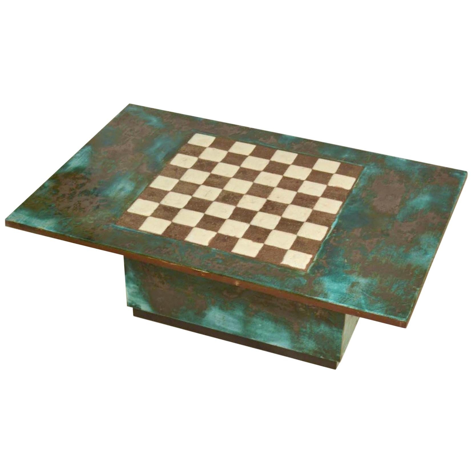 Table de jeu avec plateau d'échecs sculpté à la main en céramique en vente