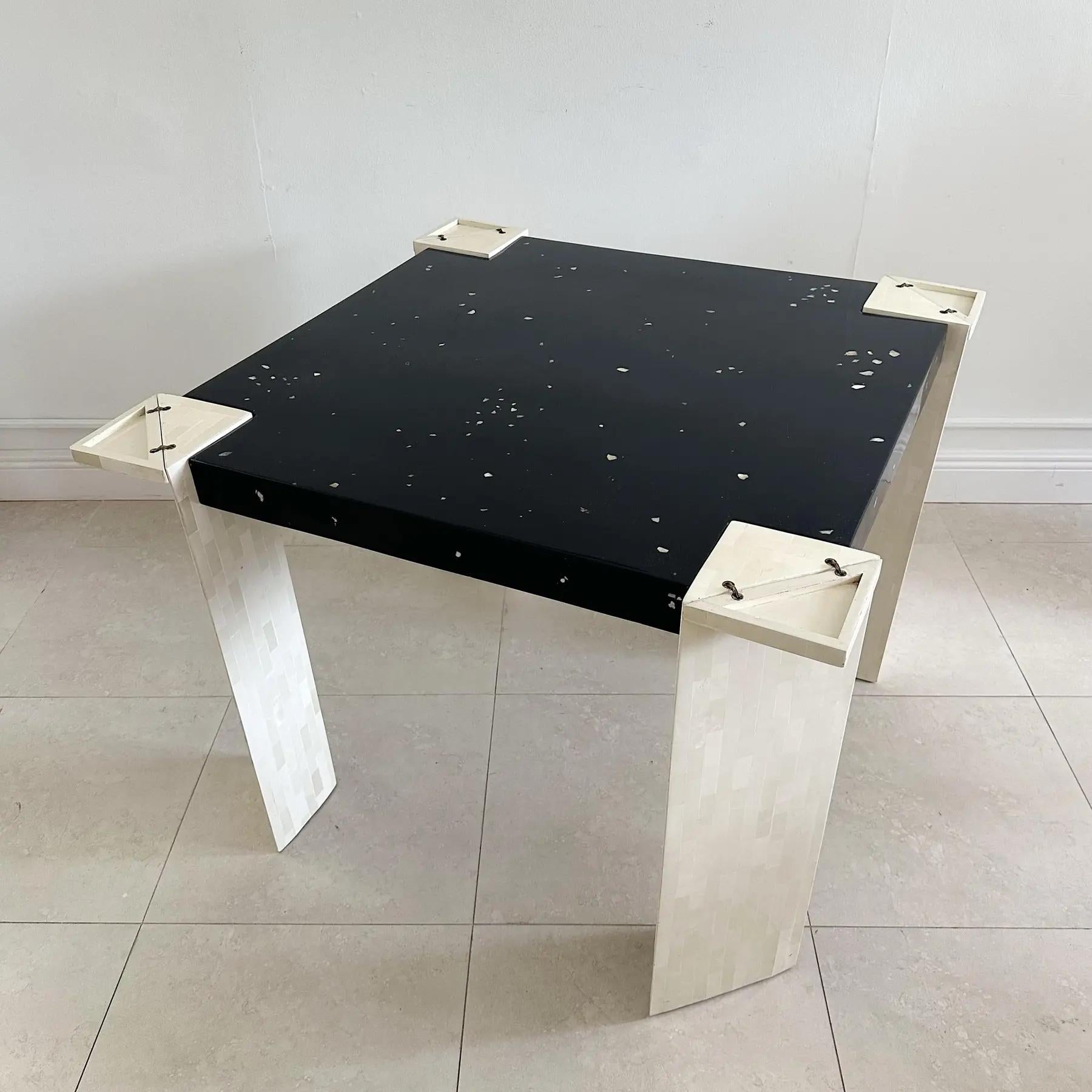 Mesa de juego con tablero de hueso teselado y nácar incrustado, años 80 Colombiano en venta