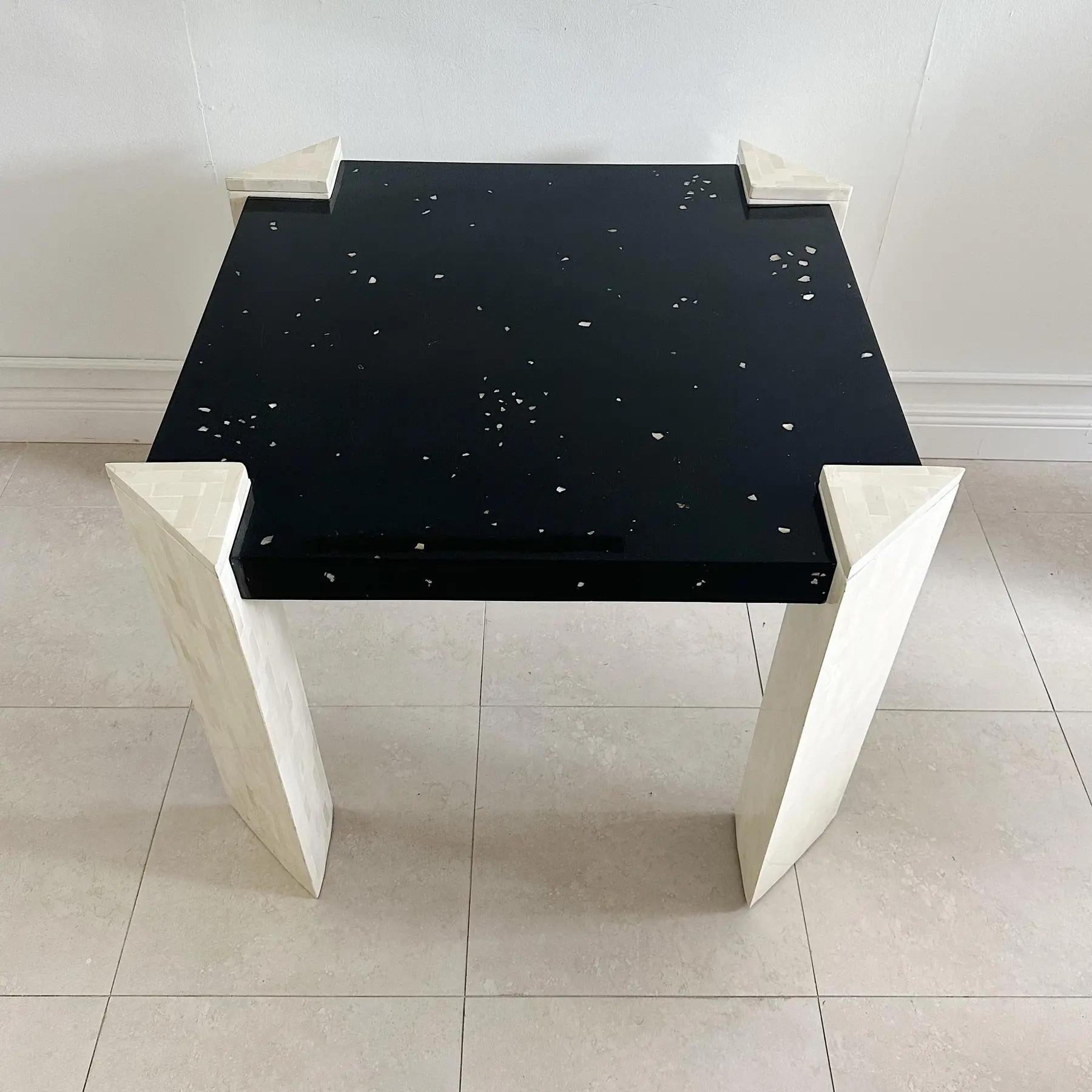 Mesa de juego con tablero de hueso teselado y nácar incrustado, años 80 en Bueno estado para la venta en West Palm Beach, FL