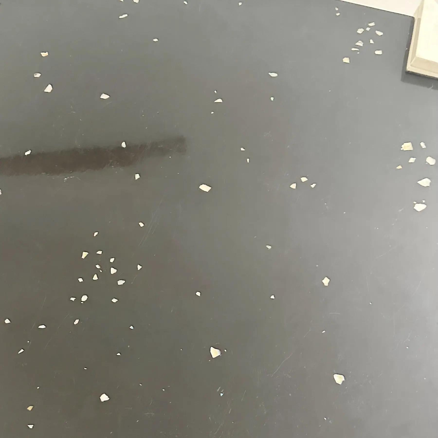 Mesa de juego con tablero de hueso teselado y nácar incrustado, años 80 finales del siglo XX en venta