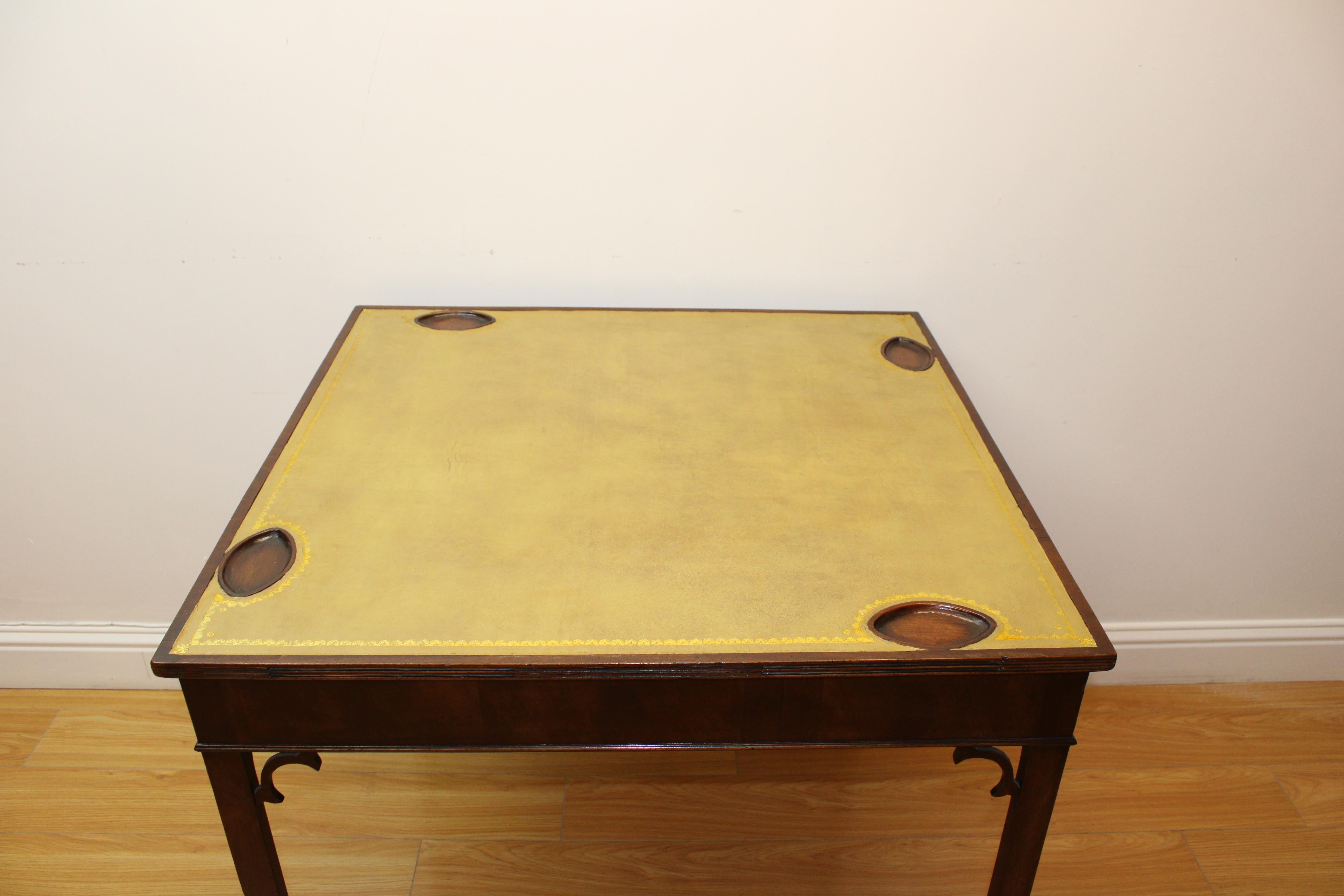 C. début du 20e siècle

Table de jeux avec plateau en cuir gravé et inserts pour les jetons.