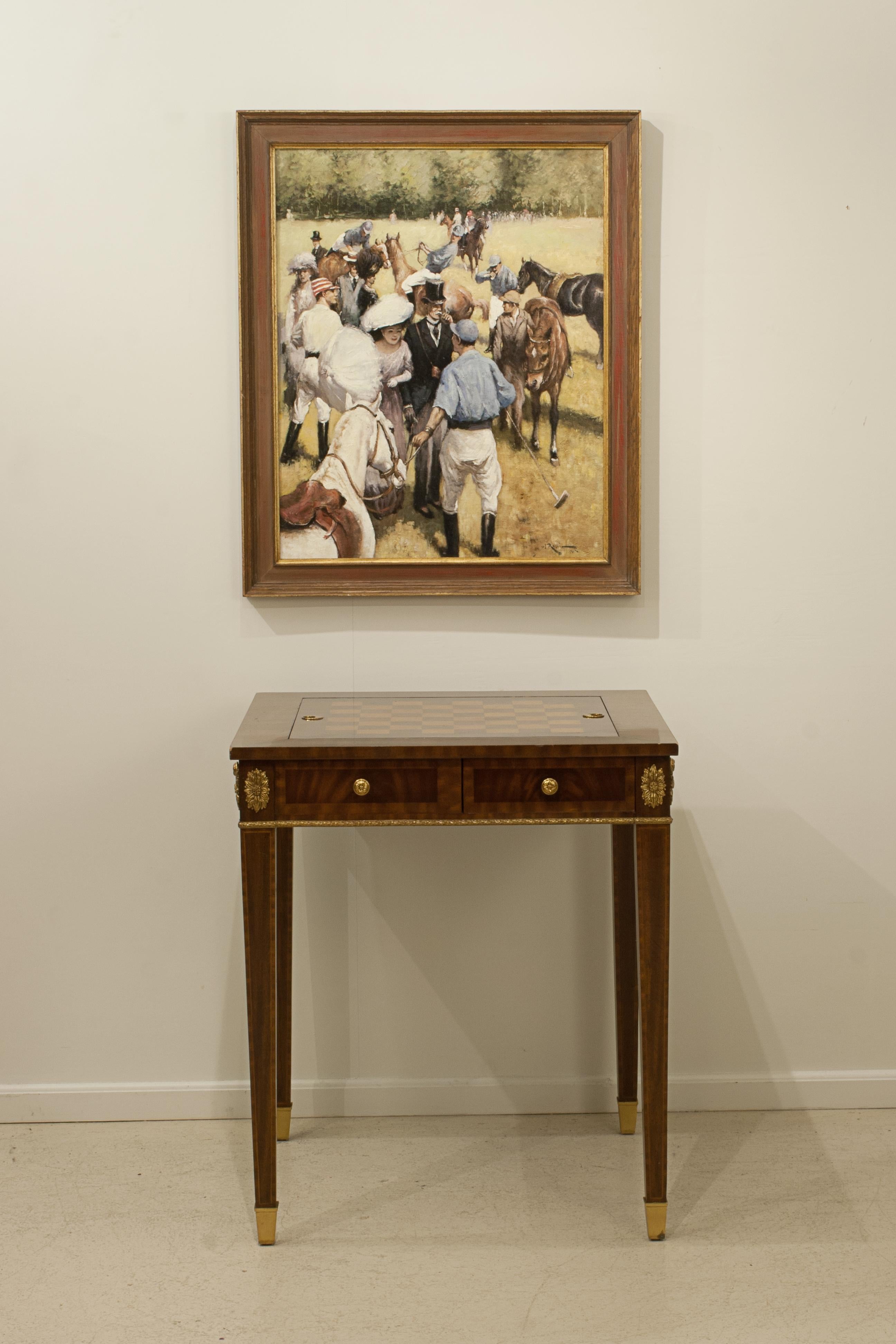 Reversible Maitland-Smith Georgian Style Mahagoni Spieltisch.
Ein reversibler Schach-, Damespiel- und Backgammon-Tisch im georgianischen Stil. Der Mahagoni-Tisch mit vier spitz zulaufenden Beinen mit Messing-Tassenfüßen, Tisch mit Messing-Akzenten