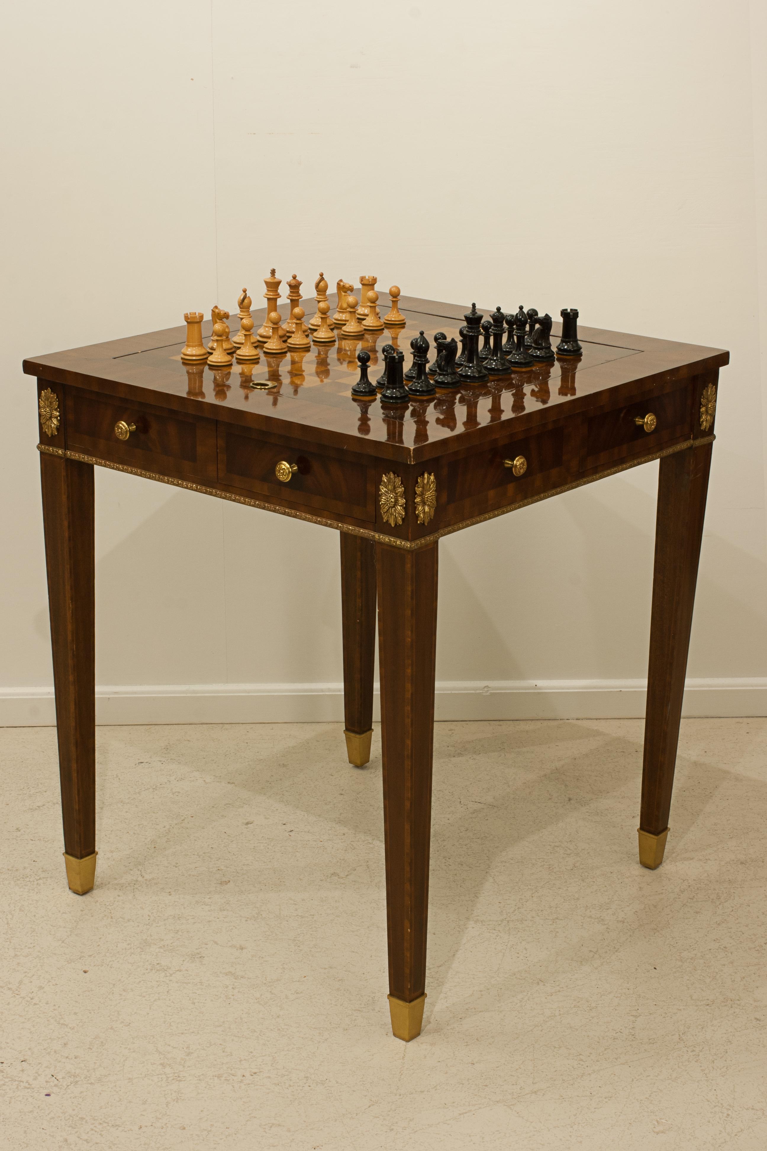 Spieltisch mit Schach- und Backgammon-Karton (amerikanisch) im Angebot