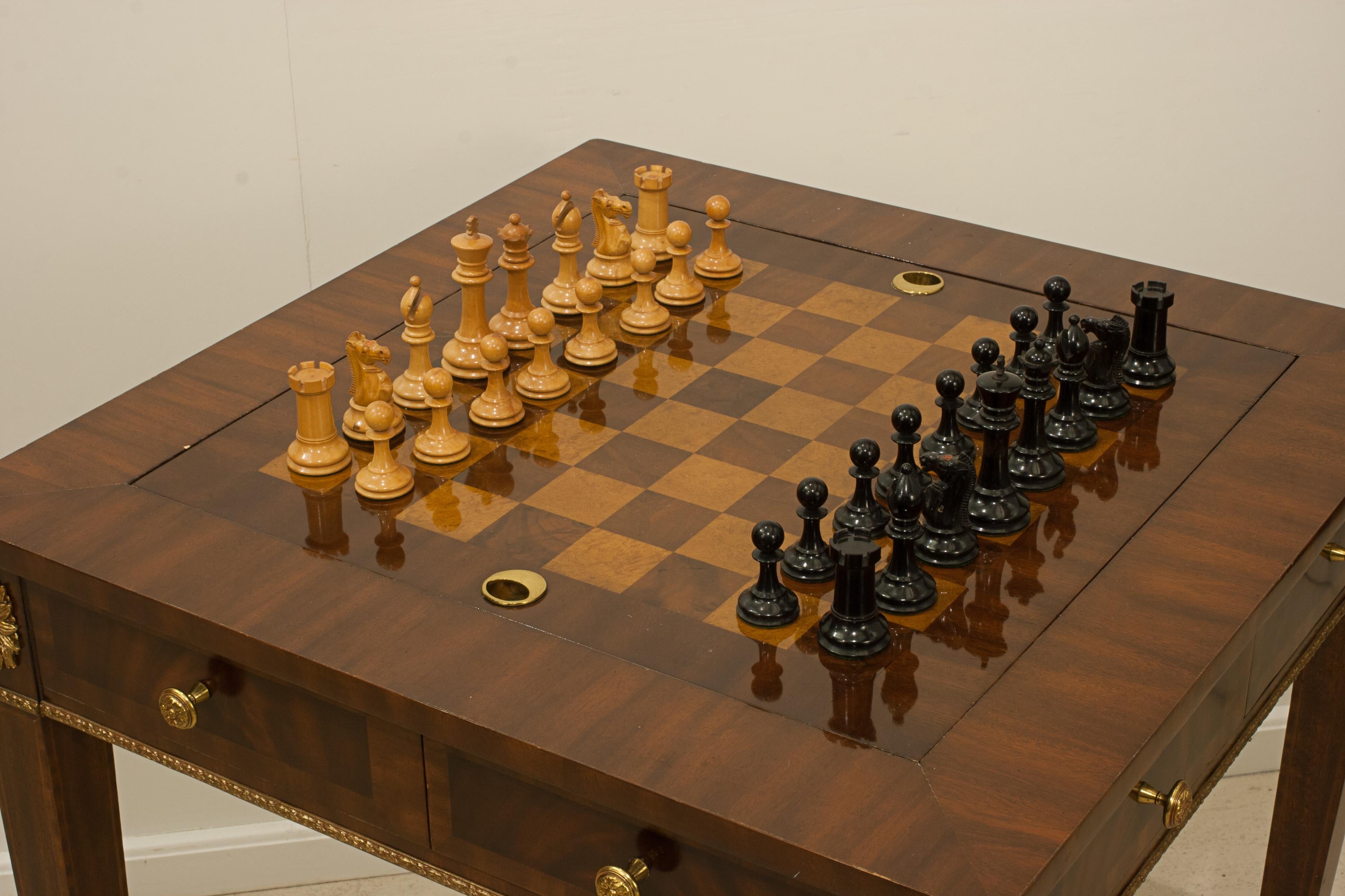 Spieltisch mit Schach- und Backgammon-Karton im Zustand „Gut“ im Angebot in Oxfordshire, GB