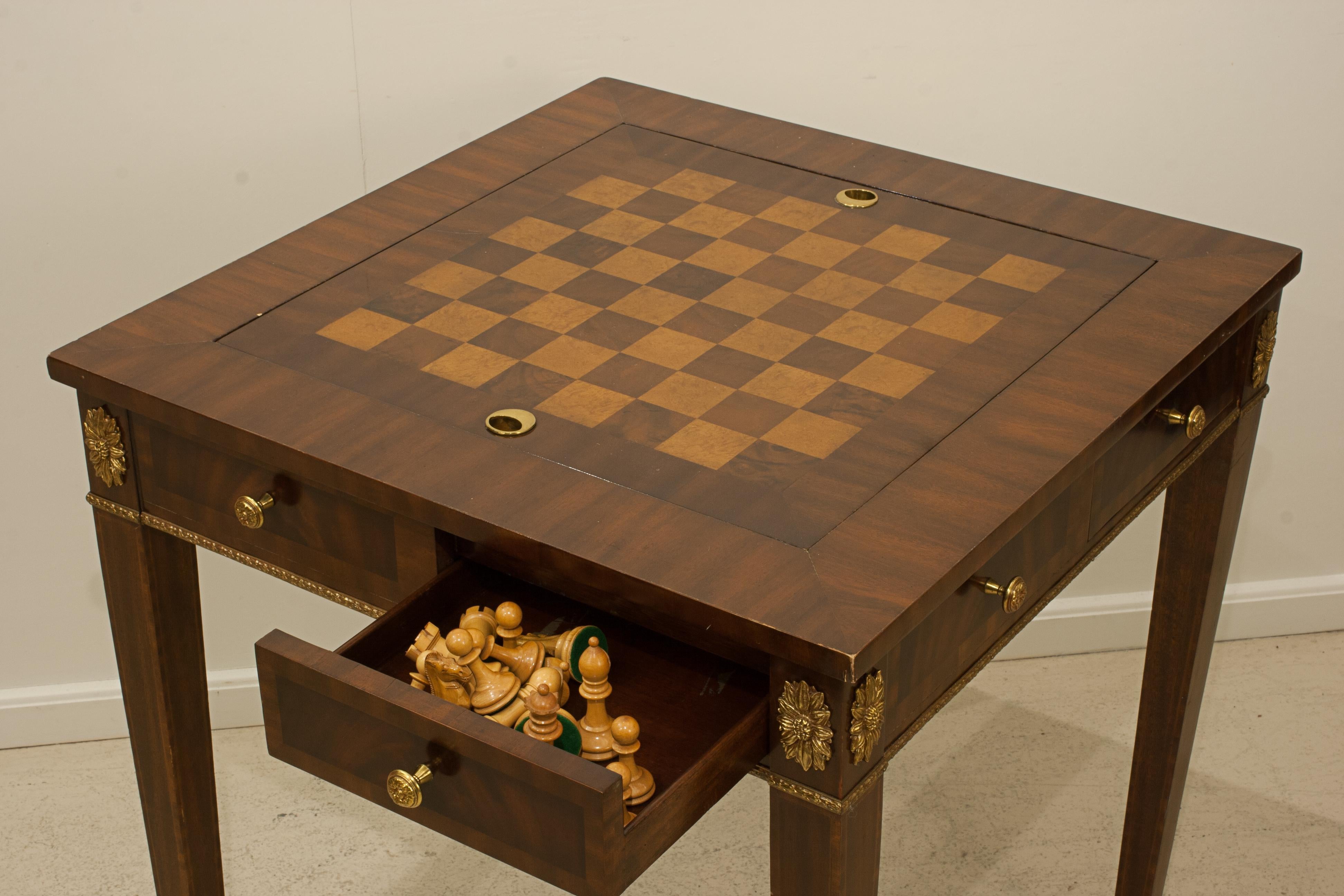 Spieltisch mit Schach- und Backgammon-Karton (20. Jahrhundert) im Angebot