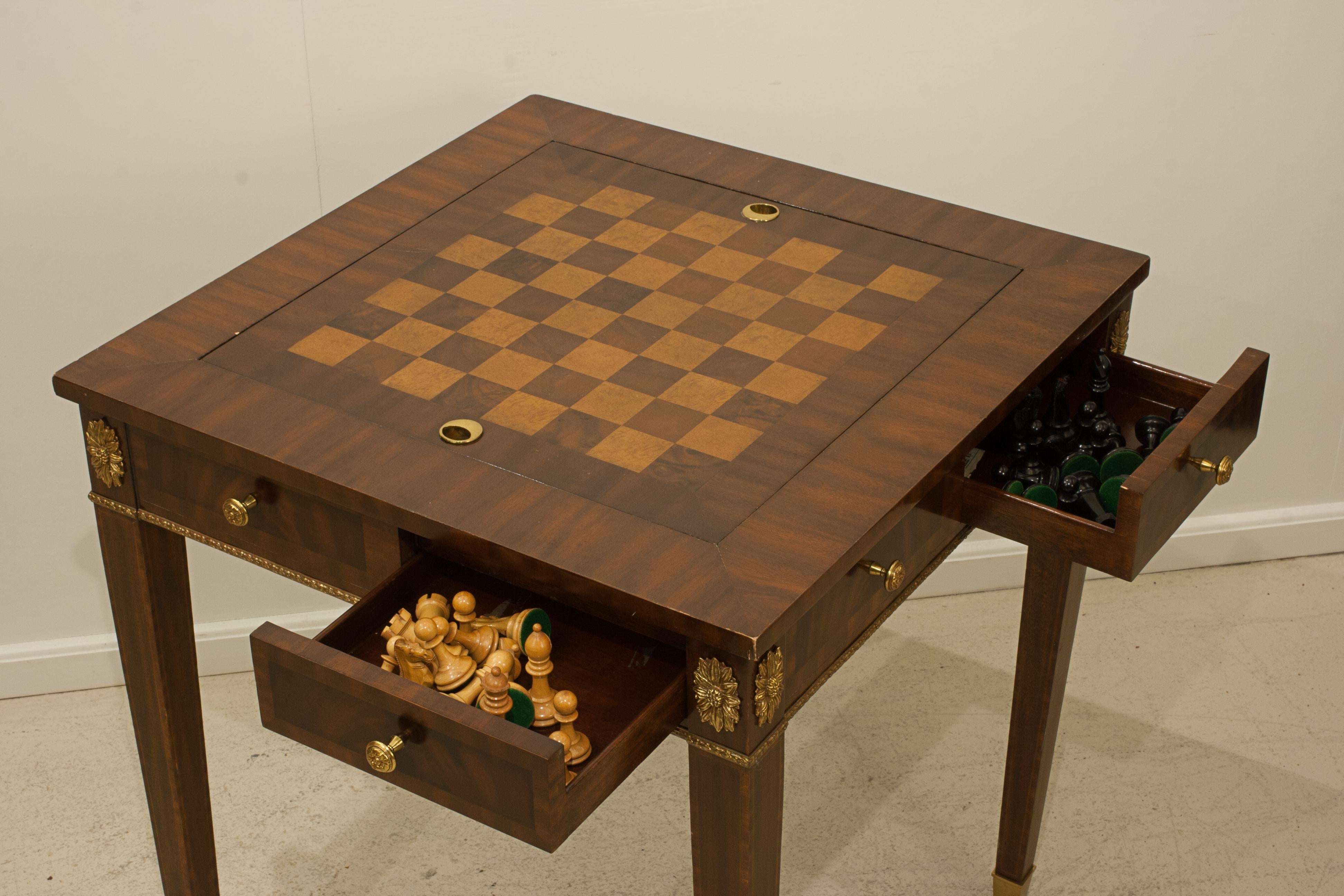 Spieltisch mit Schach- und Backgammon-Karton (Mahagoni) im Angebot