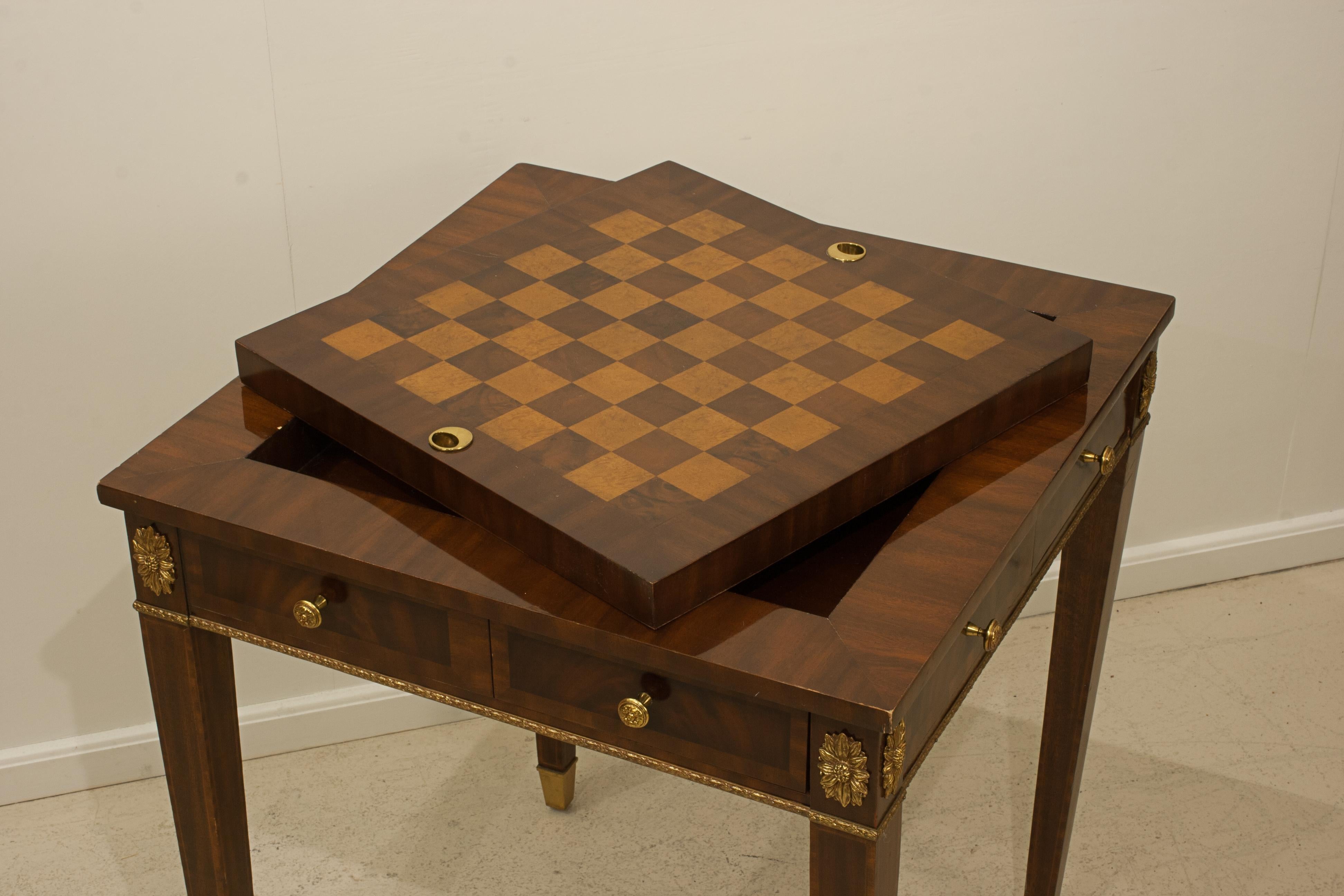 Spieltisch mit Schach- und Backgammon-Karton im Angebot 3