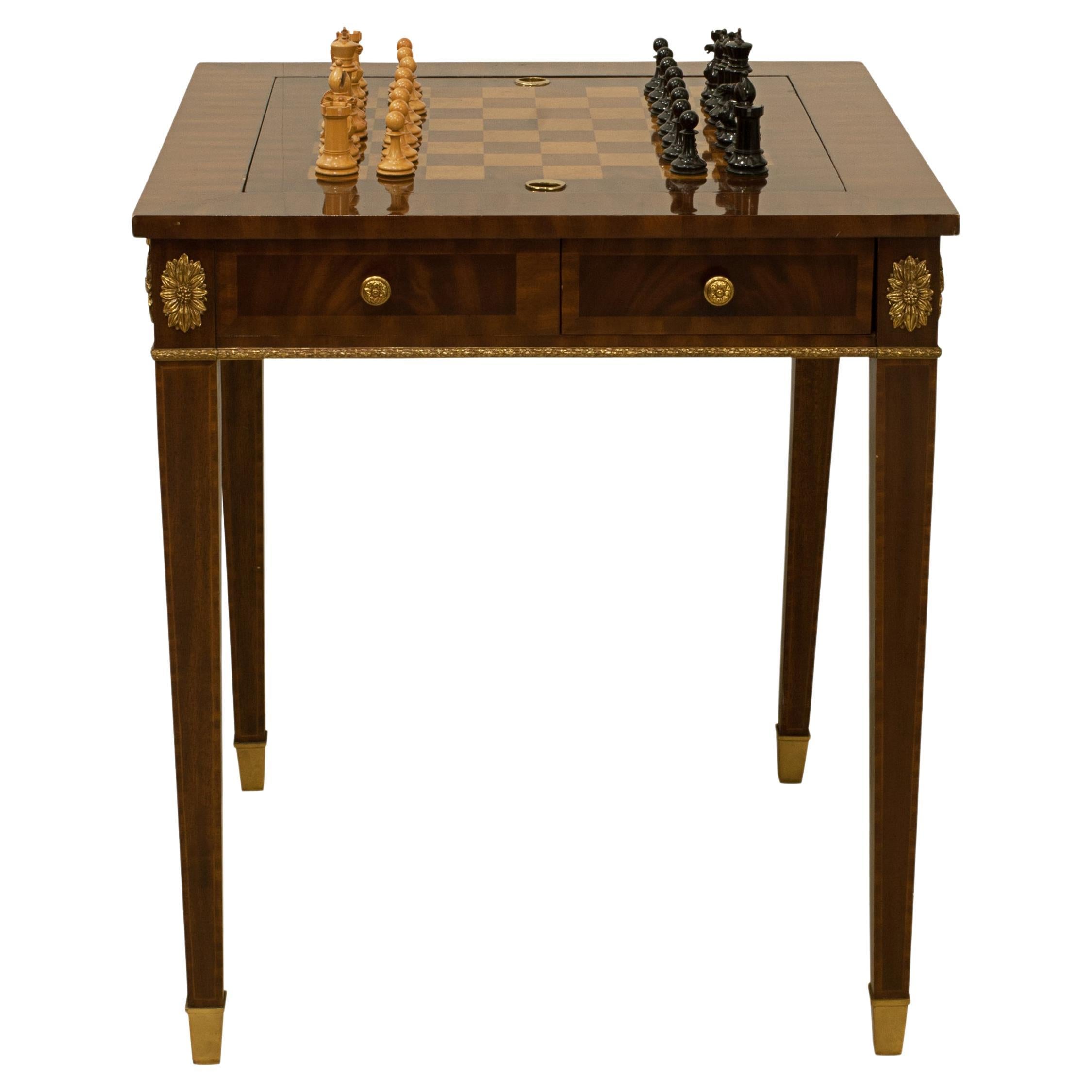 Spieltisch mit Schach- und Backgammon-Karton