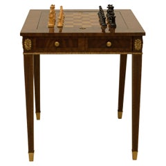 Spieltisch mit Schach- und Backgammon-Karton