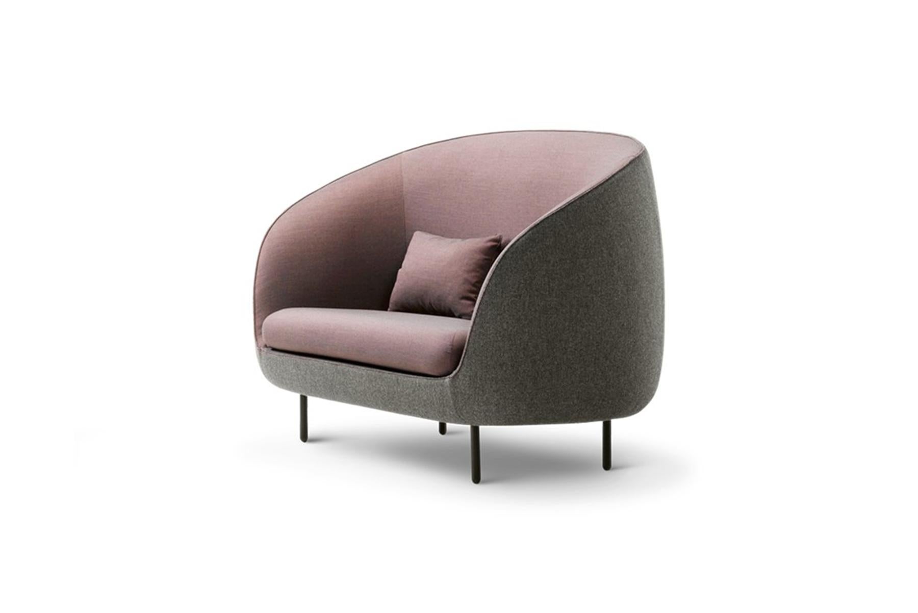 The Gamfratesi Haiku – 2-seater offers both a protective shell and cosy inner setting. Perfectly suited for larger spaces where the setting calls for more intimate privacy seating.