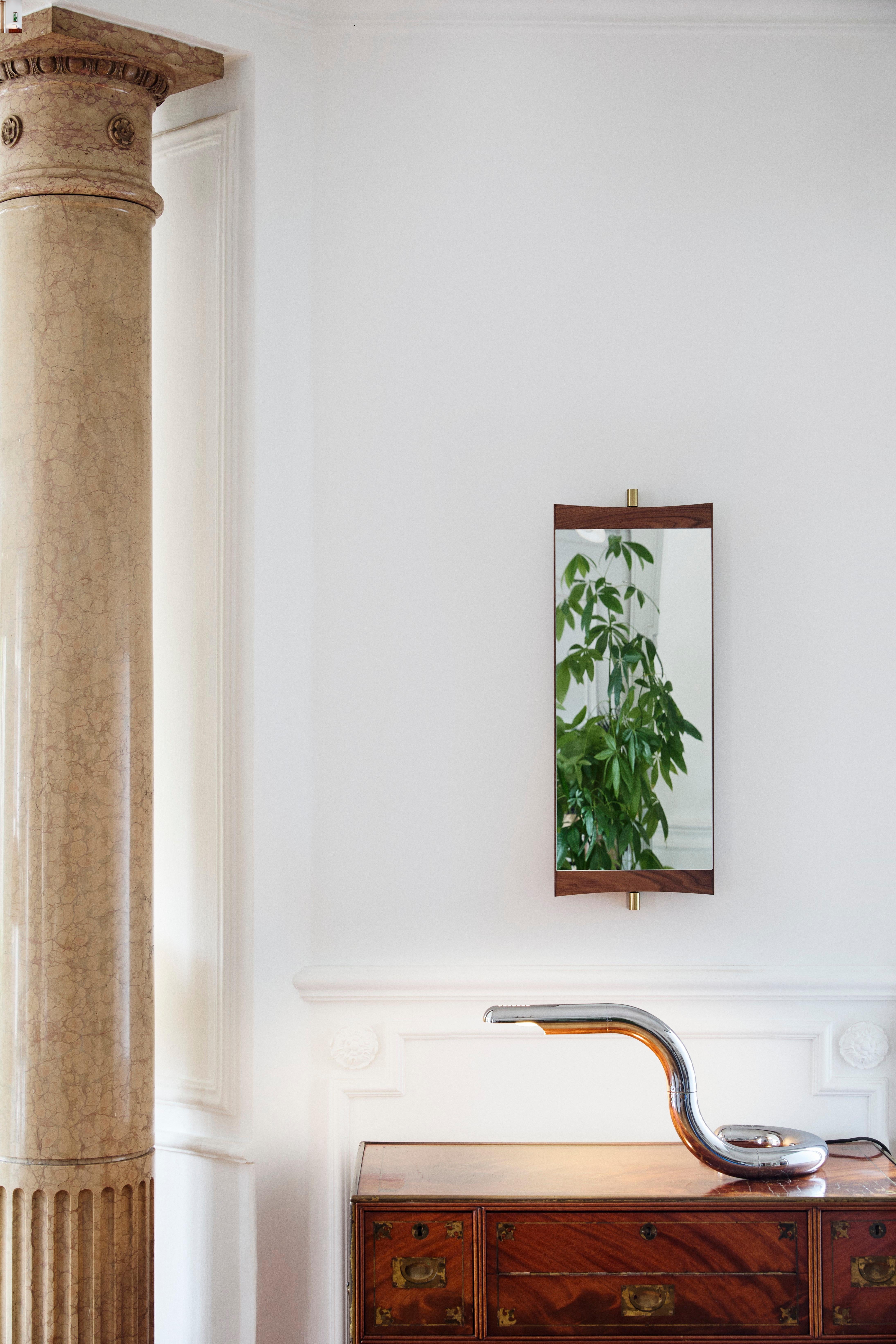 Miroir de courtoisie GamFratesi pour GUBI.

Cette nouvelle collection de miroirs muraux réinvente ingénieusement le miroir de courtoisie pour les intérieurs contemporains. Exécuté en noyer et en laiton, le miroir Vanity incarne la capacité de