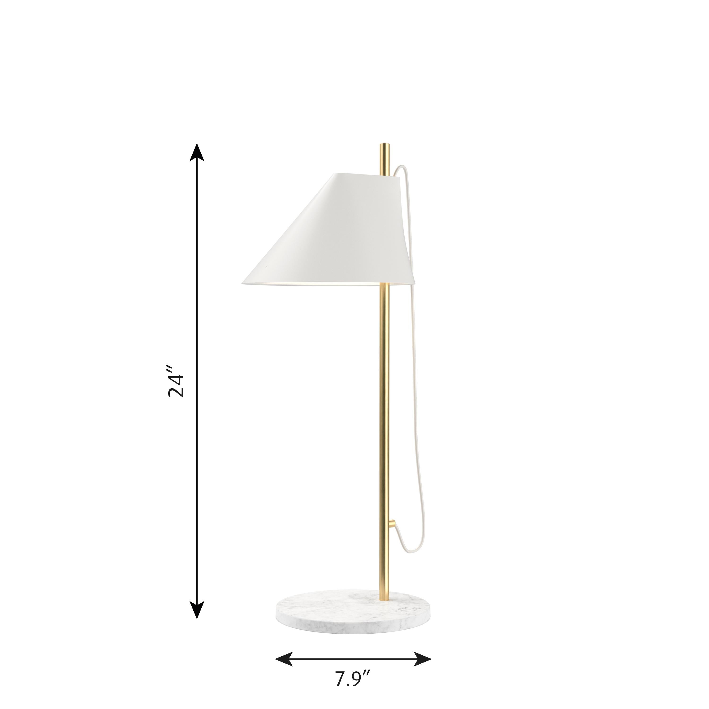 Lampe de bureau Yuh de GamFratesi en laiton et marbre blancs pour Louis Poulsen. Conçue par Stine Gam et Enrico Fratesi, la Yuh reflète la philosophie de Louis Poulsen qui consiste à concevoir pour façonner la lumière. Inspiré par les vertus