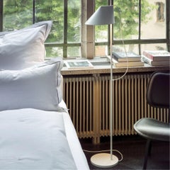 Lampada da terra 'Yuh' bianca di GamFratesi per Louis Poulsen