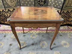 Table de jeu avec marqueterie de style Louis XV