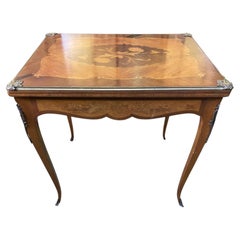 Table de jeu avec marqueterie de style Louis XV