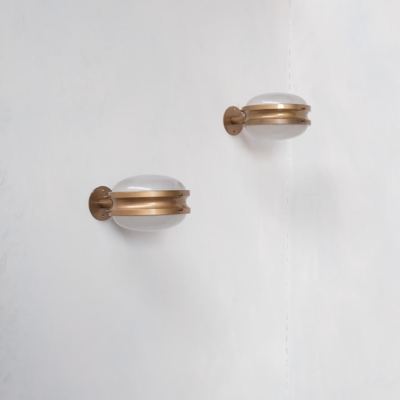 Lampade da parete o da soffitto italiane di Sergio Mazza per Artemide. 

Italia, anni '60 circa, ma probabilmente la produzione è leggermente successiva. 

Modello Gamma. 

Il prezzo si riferisce alla coppia. 

In buone condizioni.