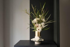 Vase à fleurs et bougeoir en marbre Gamma Paonazzo de Frederic Saulou