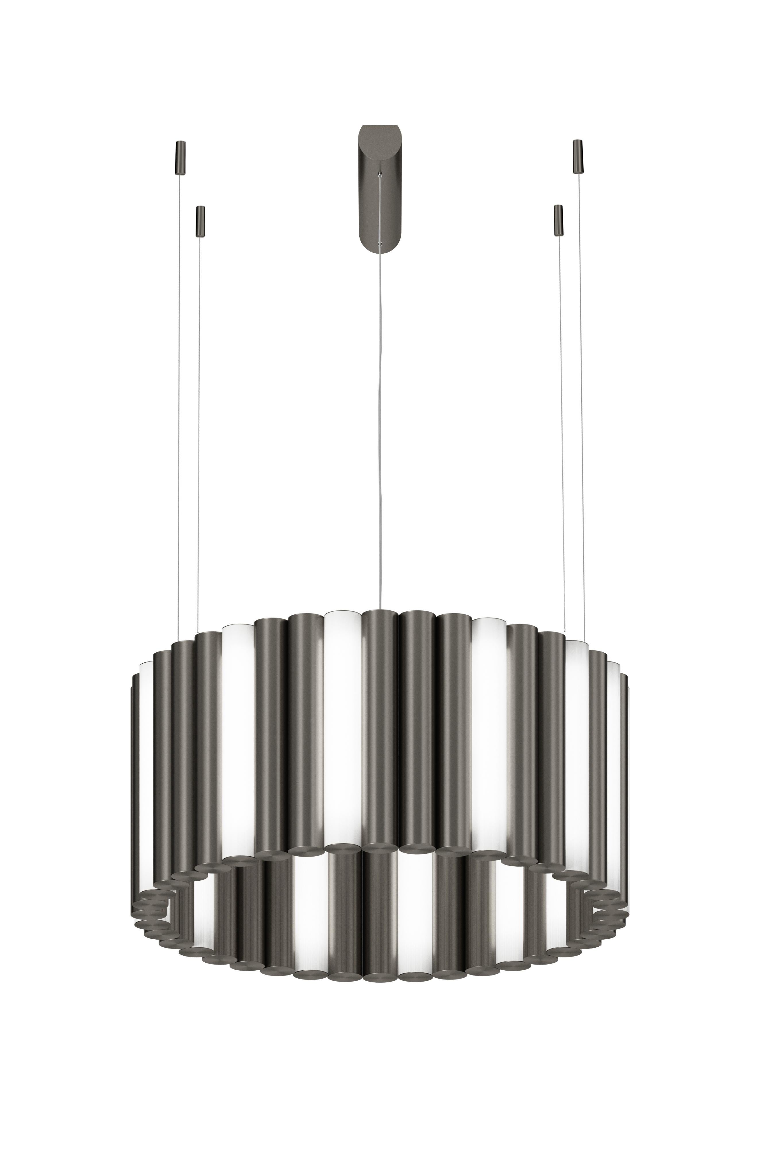Ciondolo in grafite Gamma R40 di Sylvain Willenz
Dimensioni: D. 69 x H. 36,3 cm
Materiali: Ottone massiccio, diffusore in policarbonato bianco, cavo metallico e cavo elettrico trasparente.
Sono disponibili altre finiture e dimensioni.

Tutte le