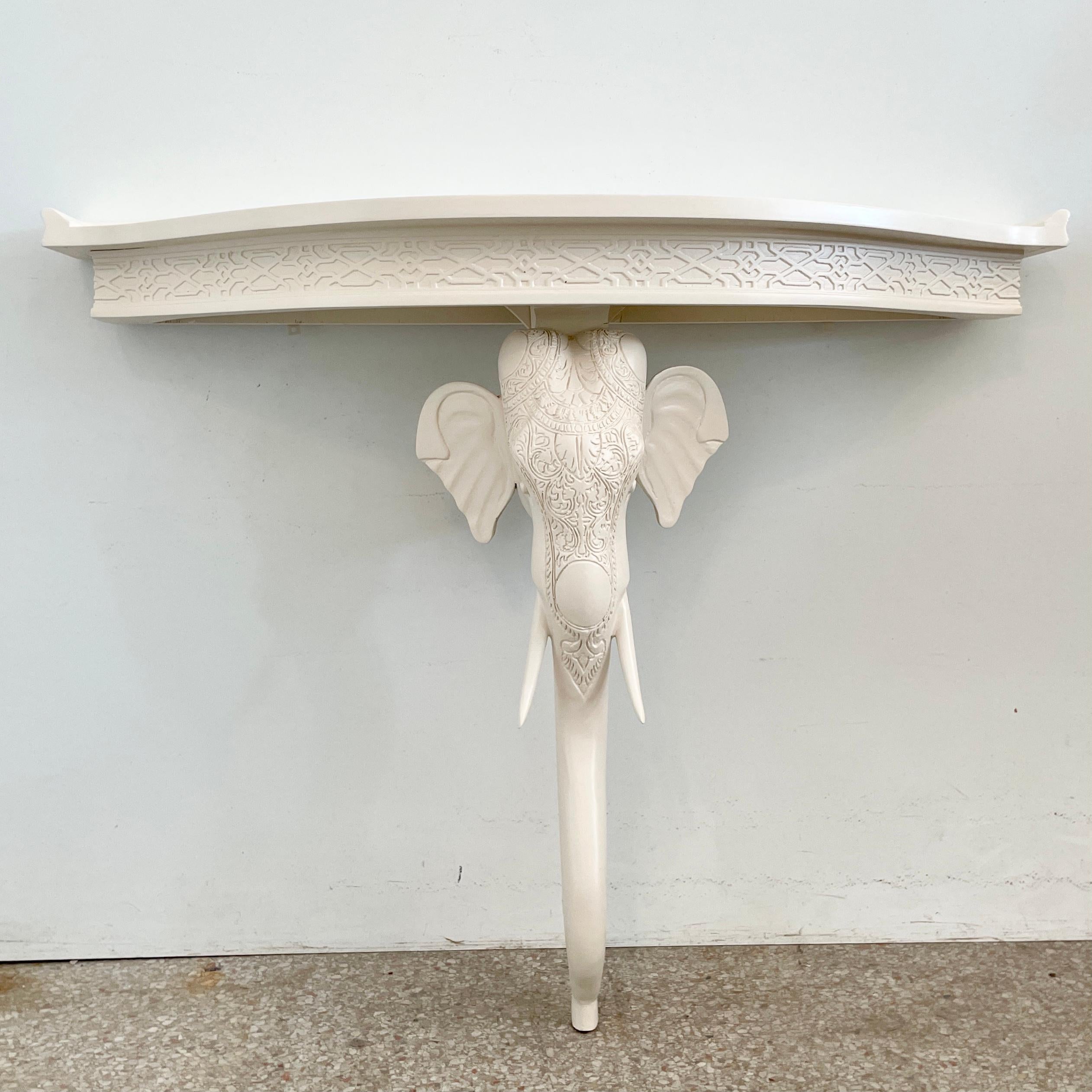 Schöne holzgeschnitzte Elefantenkonsole von Gampel-Stoll, frisch elfenbeinfarben lackiert. Erstaunliche Details der Schnitzerei. Eine tolle Ergänzung für Ihr vom Boho Chic inspiriertes Interieur.
