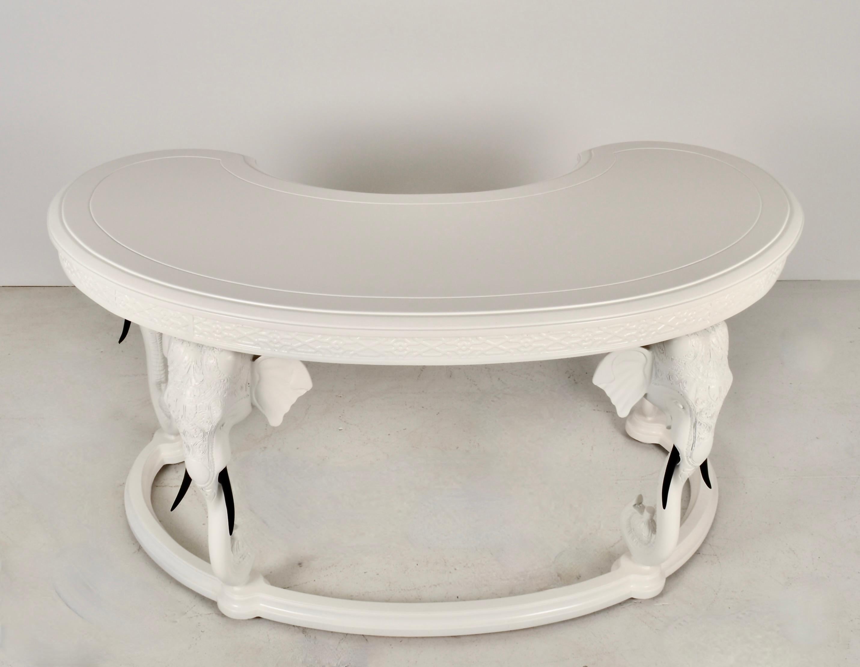 Gampel-Stoll-Möbel sind das Nonplusultra an skurrilen, exotischen Themenmöbeln. Dieser Schreibtisch ist vielleicht ihr ikonischstes Design, das vier Elefantenköpfe zeigt, die eine nierenförmige Arbeitsfläche halten. Der Schreibtisch verfügt über
