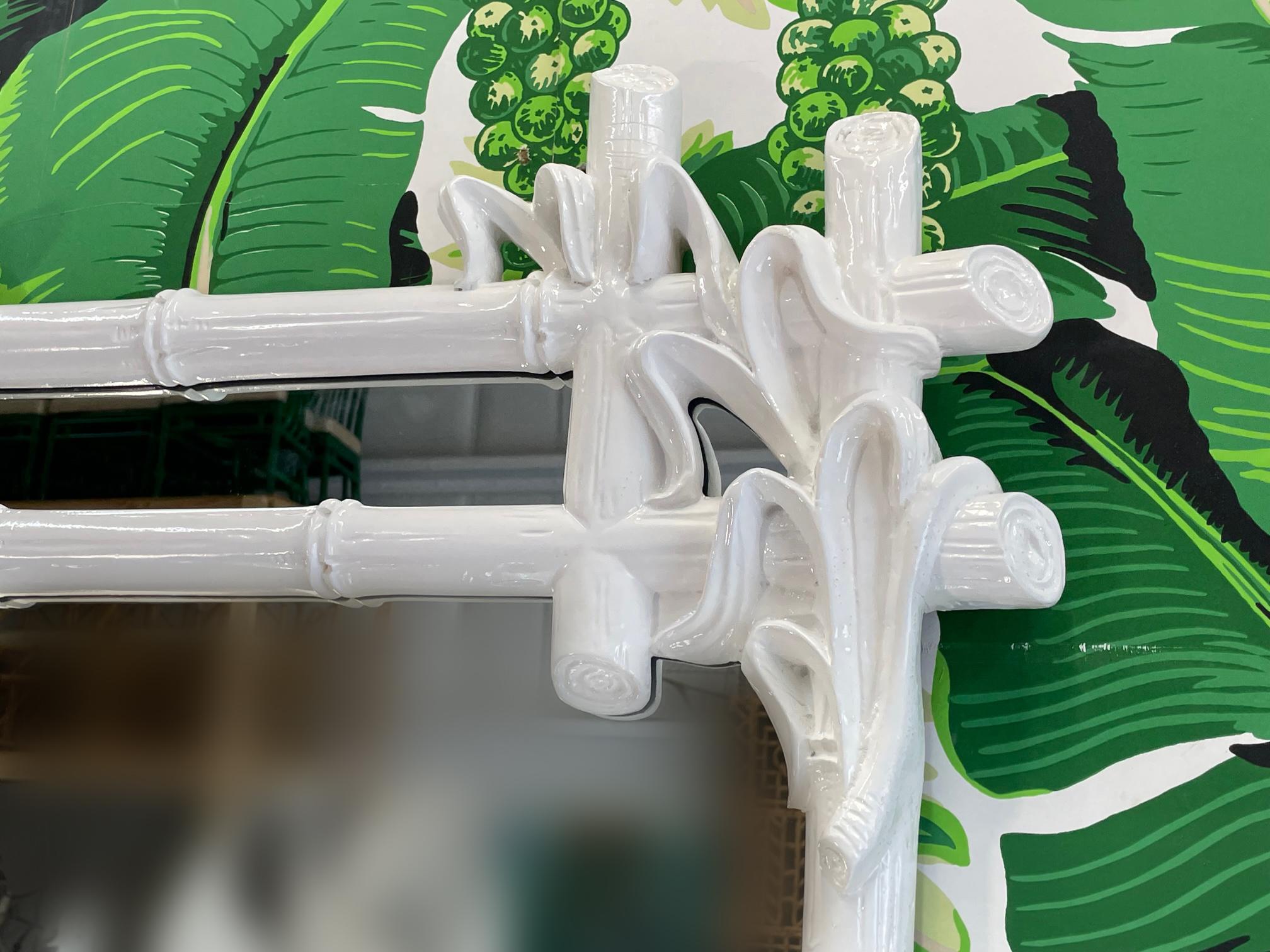 Rare table console et miroir assortis de Gampel-Stoll présentant un motif de faux bambou et de feuilles de palmier et des miroirs surmontant la console. Bon état avec des imperfections mineures à la finition nouvellement laquée, voir les photos pour