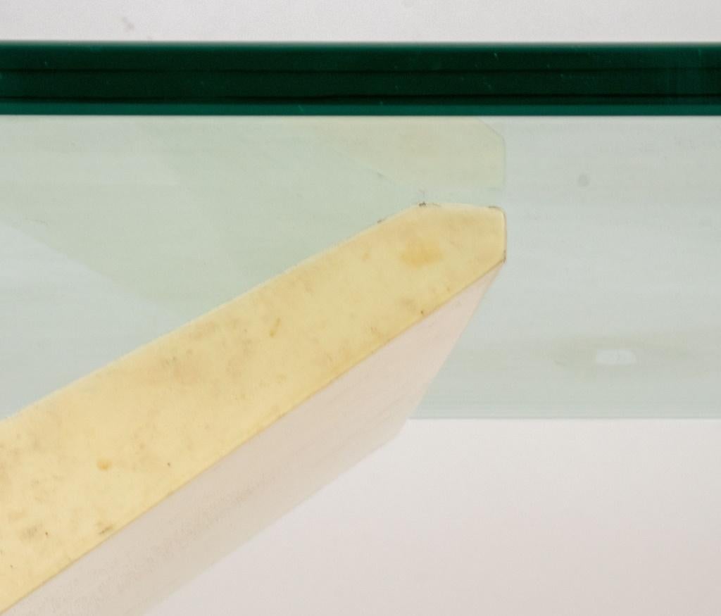 Gampel-Stoll Postmoderner niedriger Tisch aus Travertinimitat, Cocktailtisch Modellnr. #1401, um 1982, mit rechteckiger Glasplatte über einem umgedrehten Bumerang-Sockel aus Pergamentimitat mit Lucitstützen. 15,5