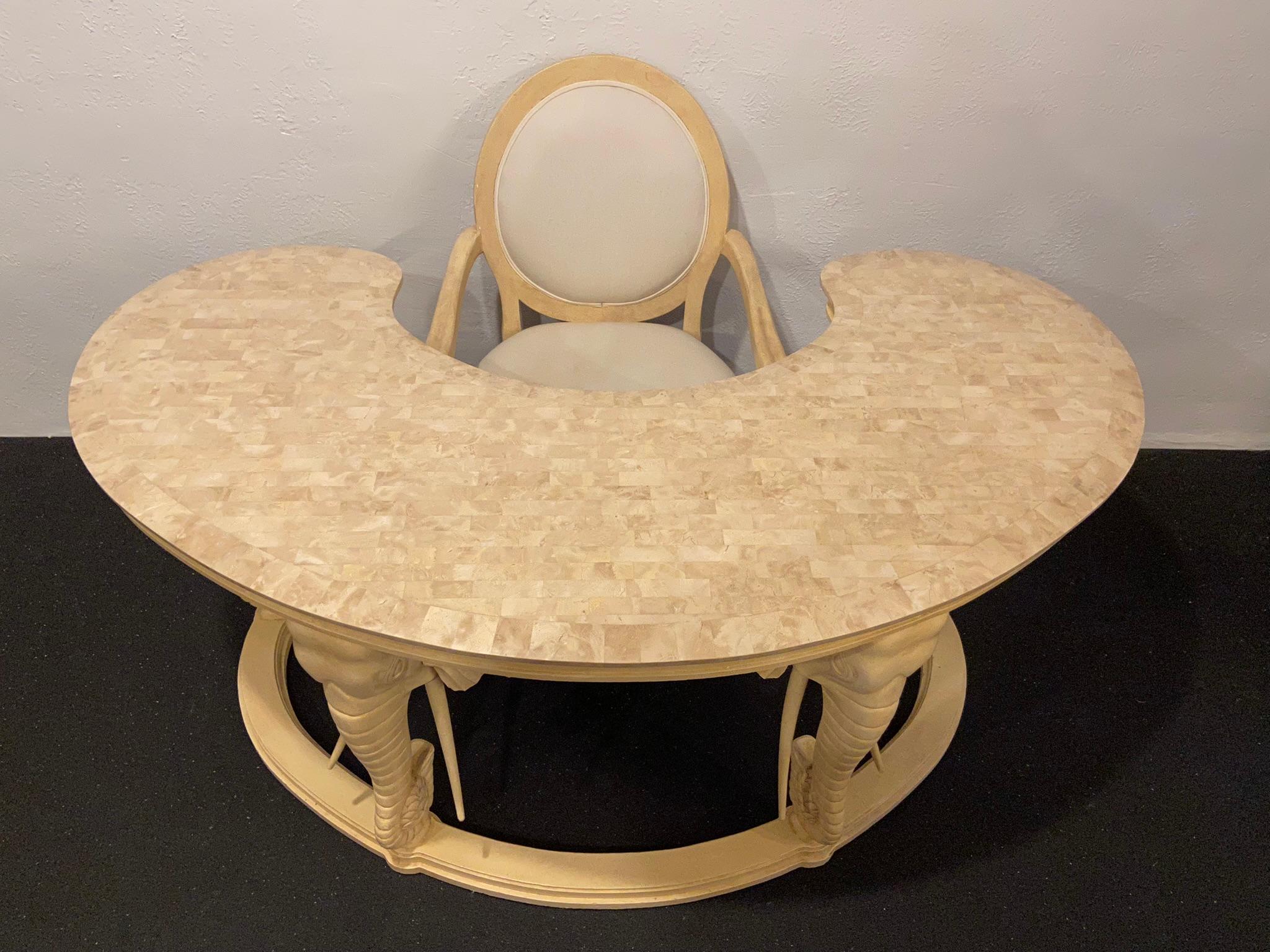 geschnitzter Elefanten-Schreibtisch und Stuhl im Stoll-Stil mit Steinplatte (Hollywood Regency) im Angebot