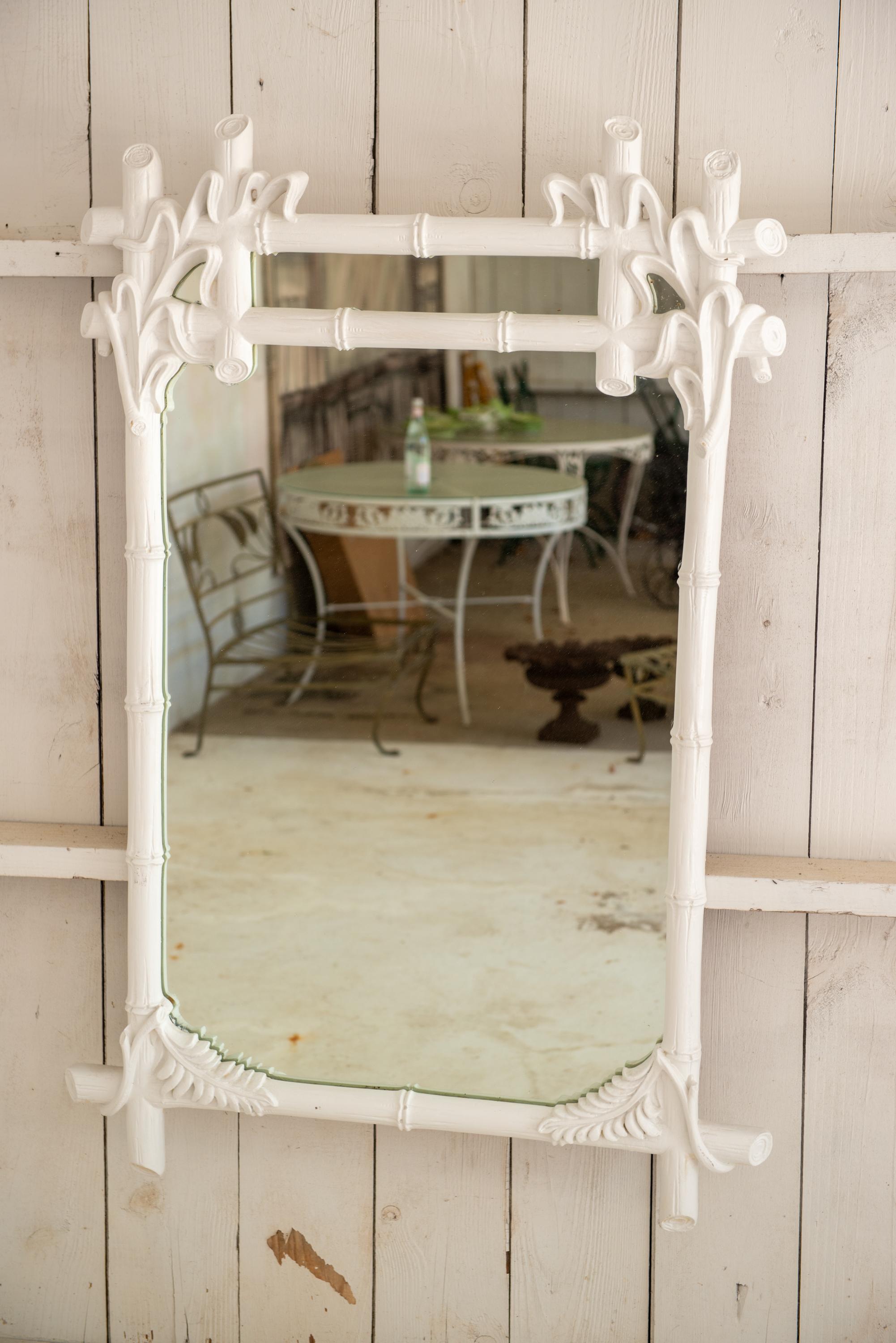 Hollywood Regency Gampel-Stoll Miroir en faux bambou blanc en vente