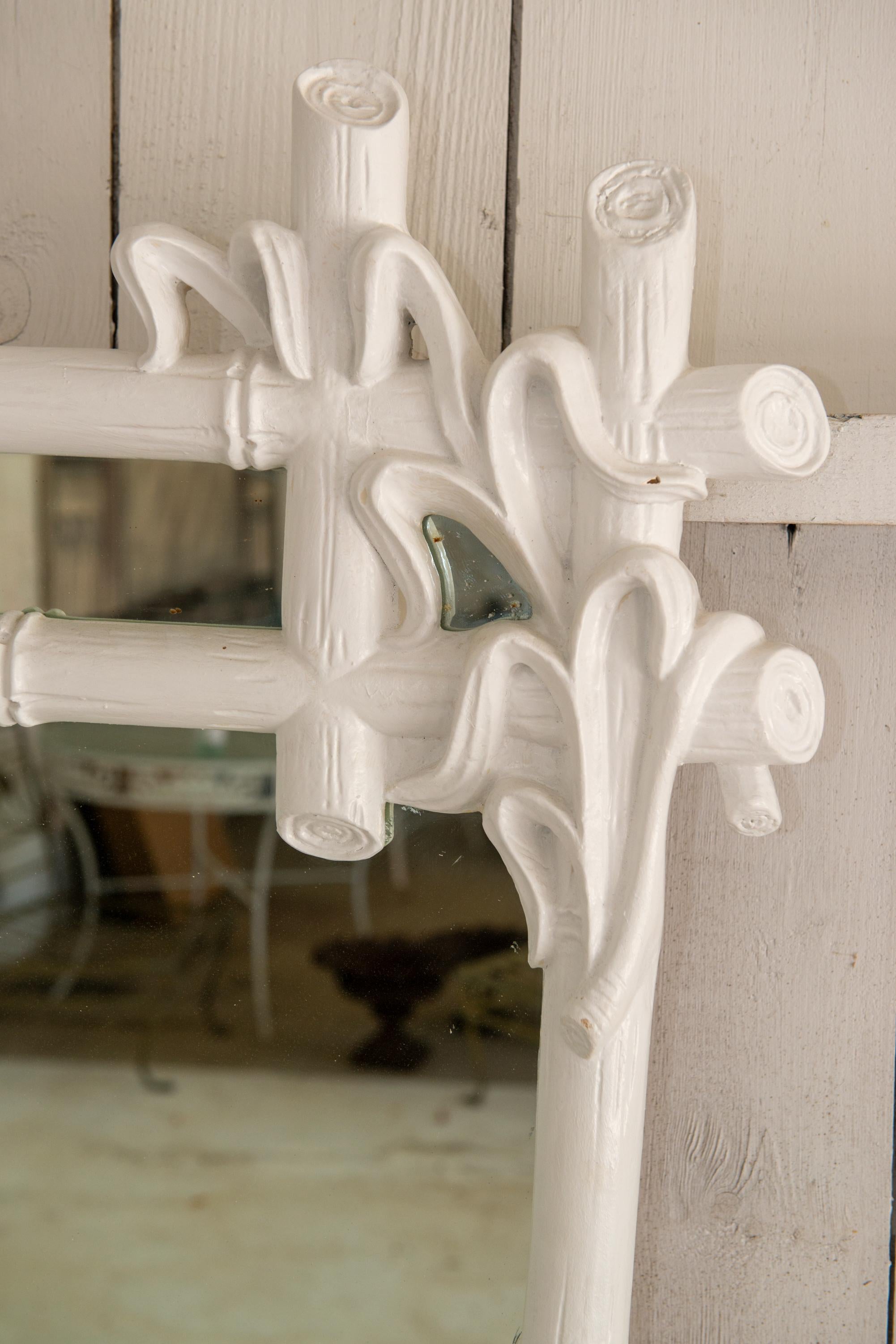 Gampel-Stoll Miroir en faux bambou blanc Bon état - En vente à Stamford, CT